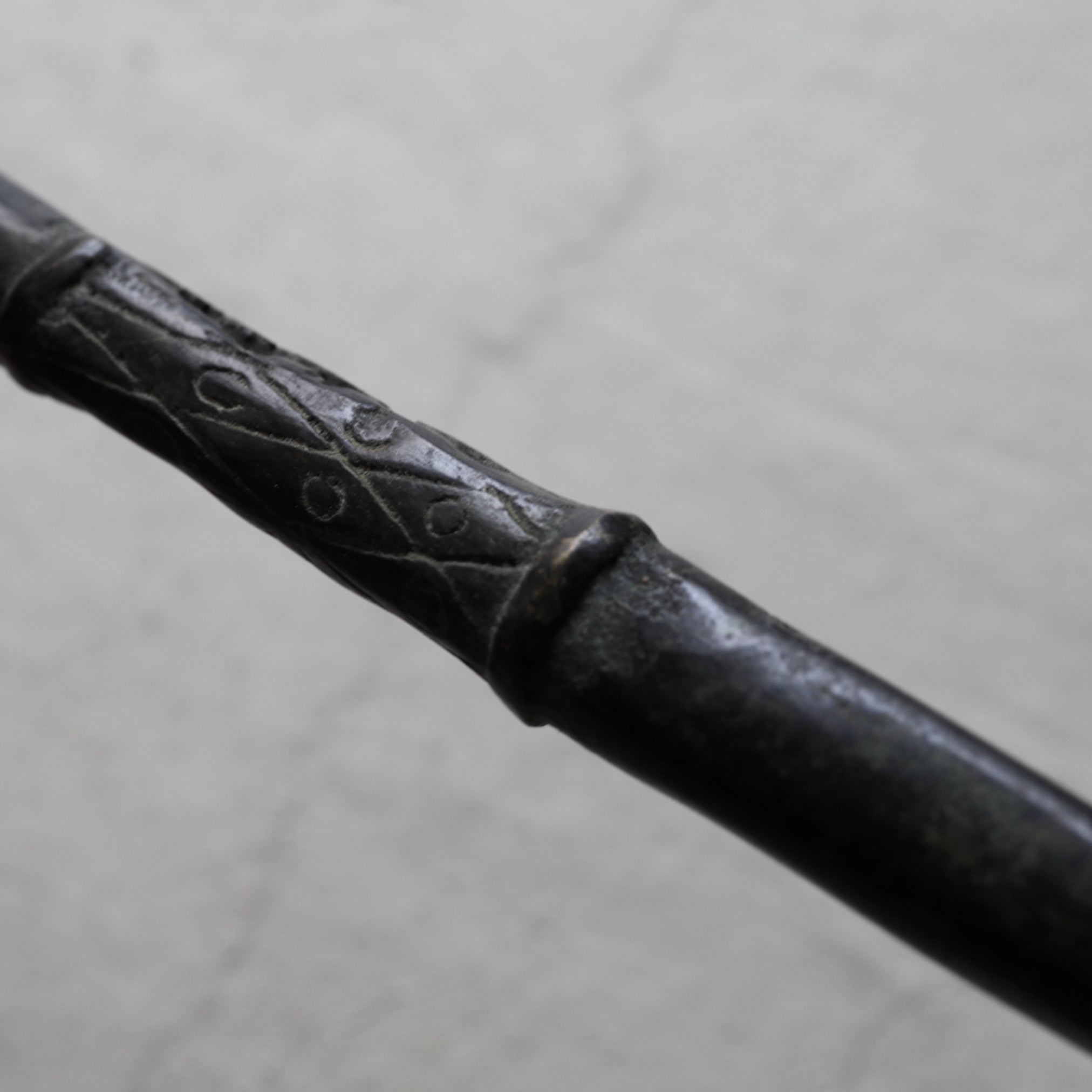 CUCHARÓN DE BRONCE, Inciso con diseño antiguo, Antigüedad(Siglos III–XII)