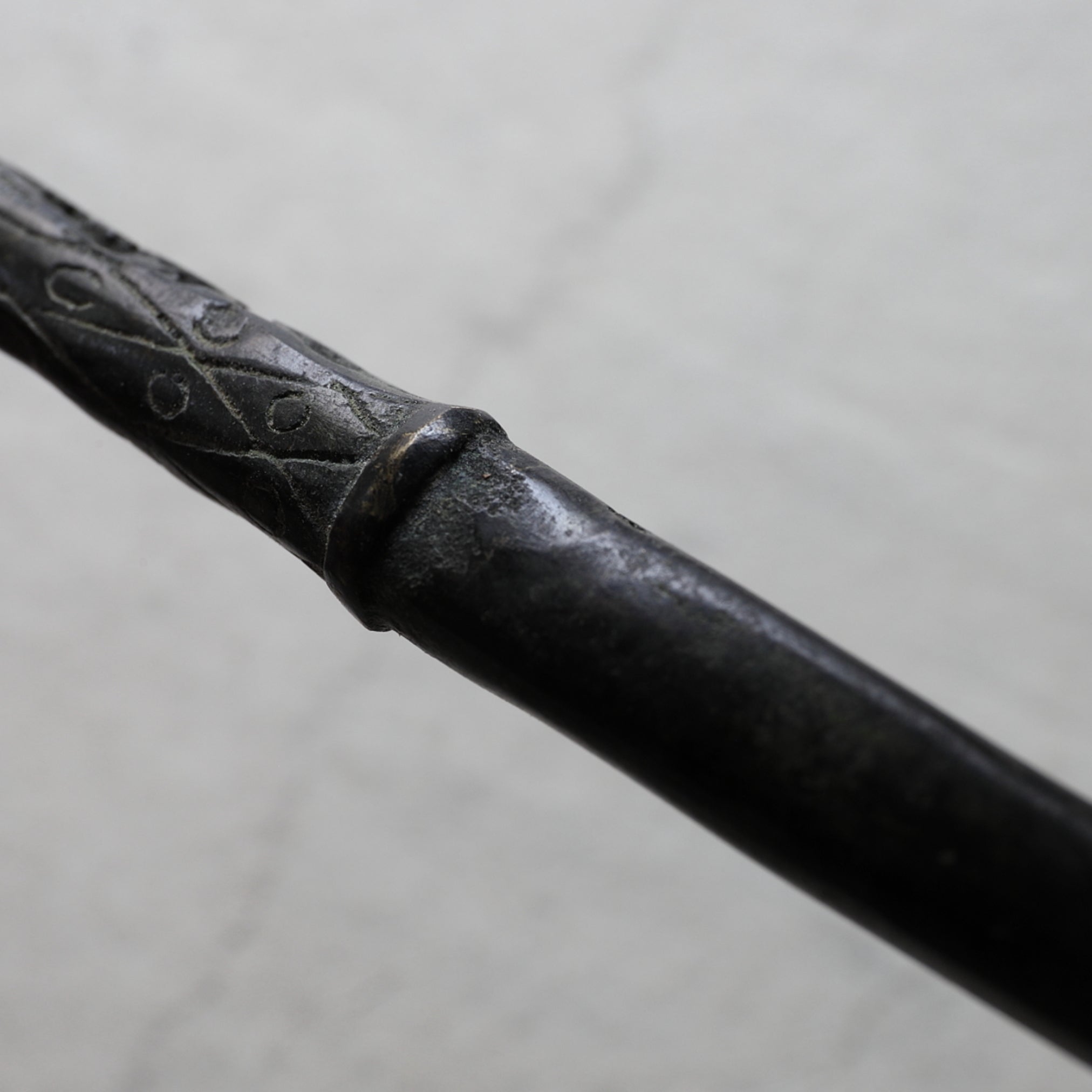 CUCHARÓN DE BRONCE, Inciso con diseño antiguo, Antigüedad(Siglos III–XII)