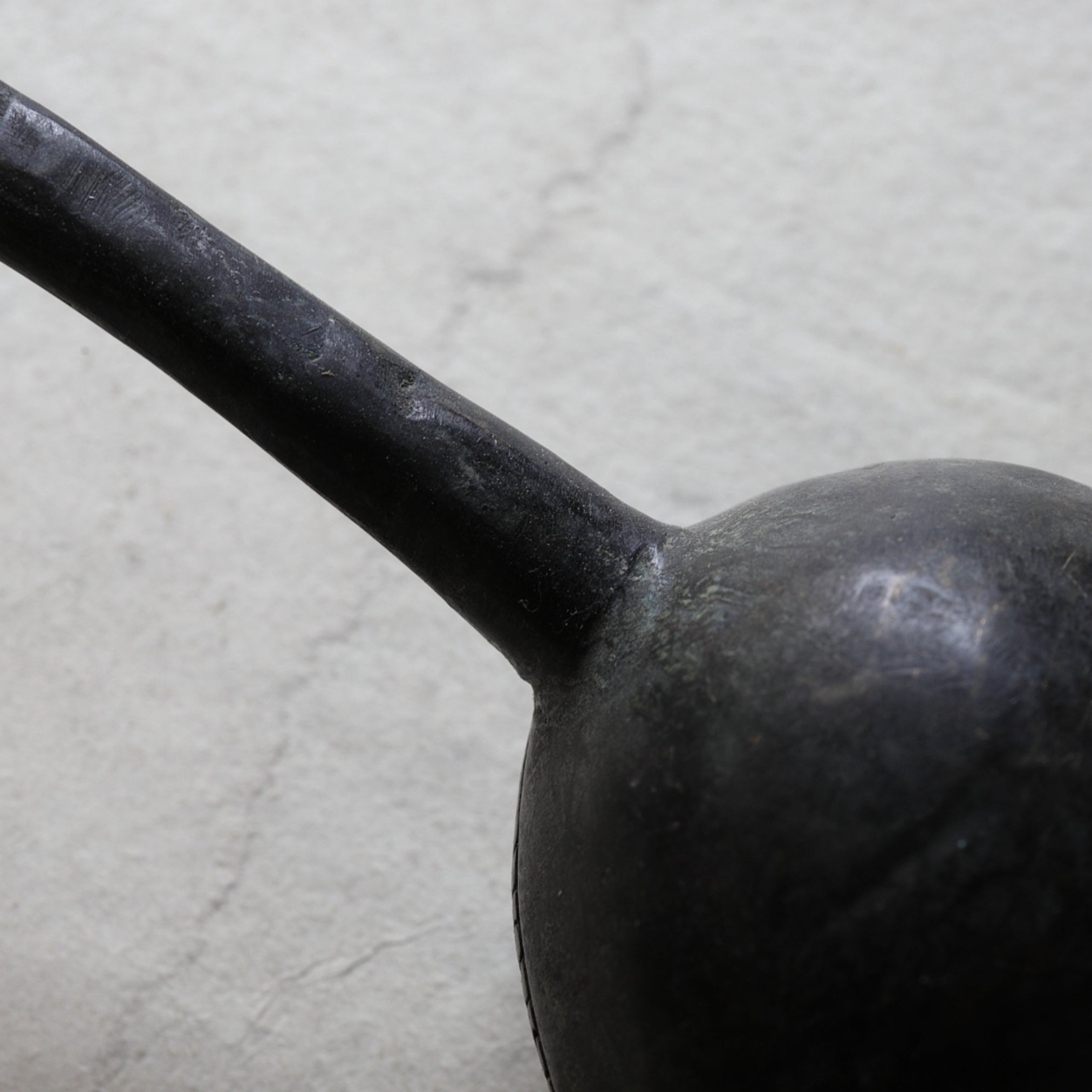 CUCHARÓN DE BRONCE, Inciso con diseño antiguo, Antigüedad(Siglos III–XII)