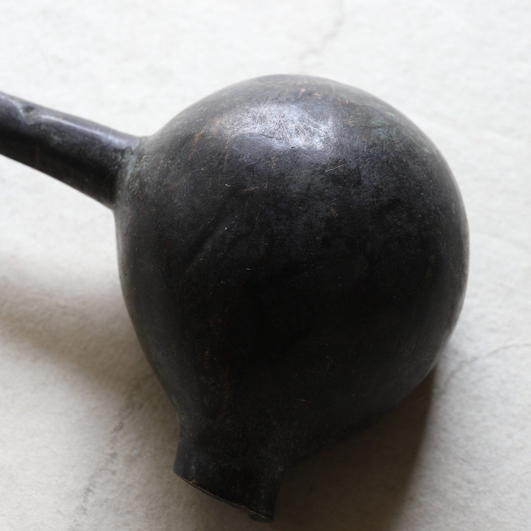CUCHARÓN DE BRONCE, Inciso con diseño antiguo, Antigüedad(Siglos III–XII)
