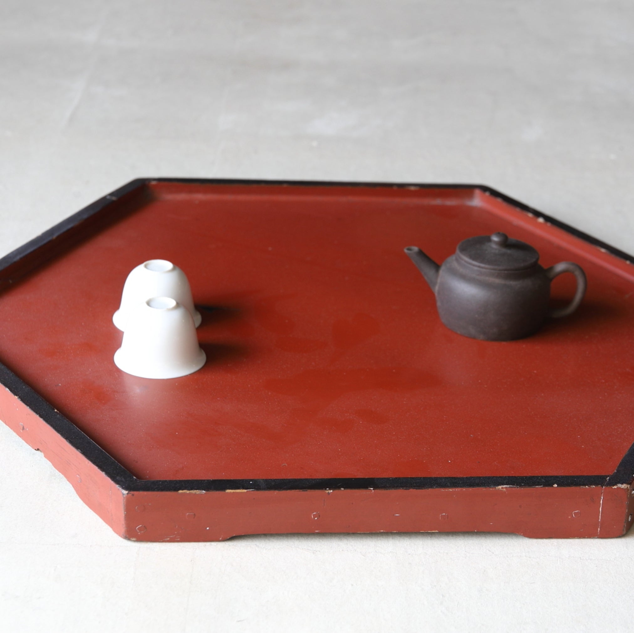 BANDEJA DE TÉ HEXAGONAL DE MADERA, Período Edo(1603–1867 d. C.)