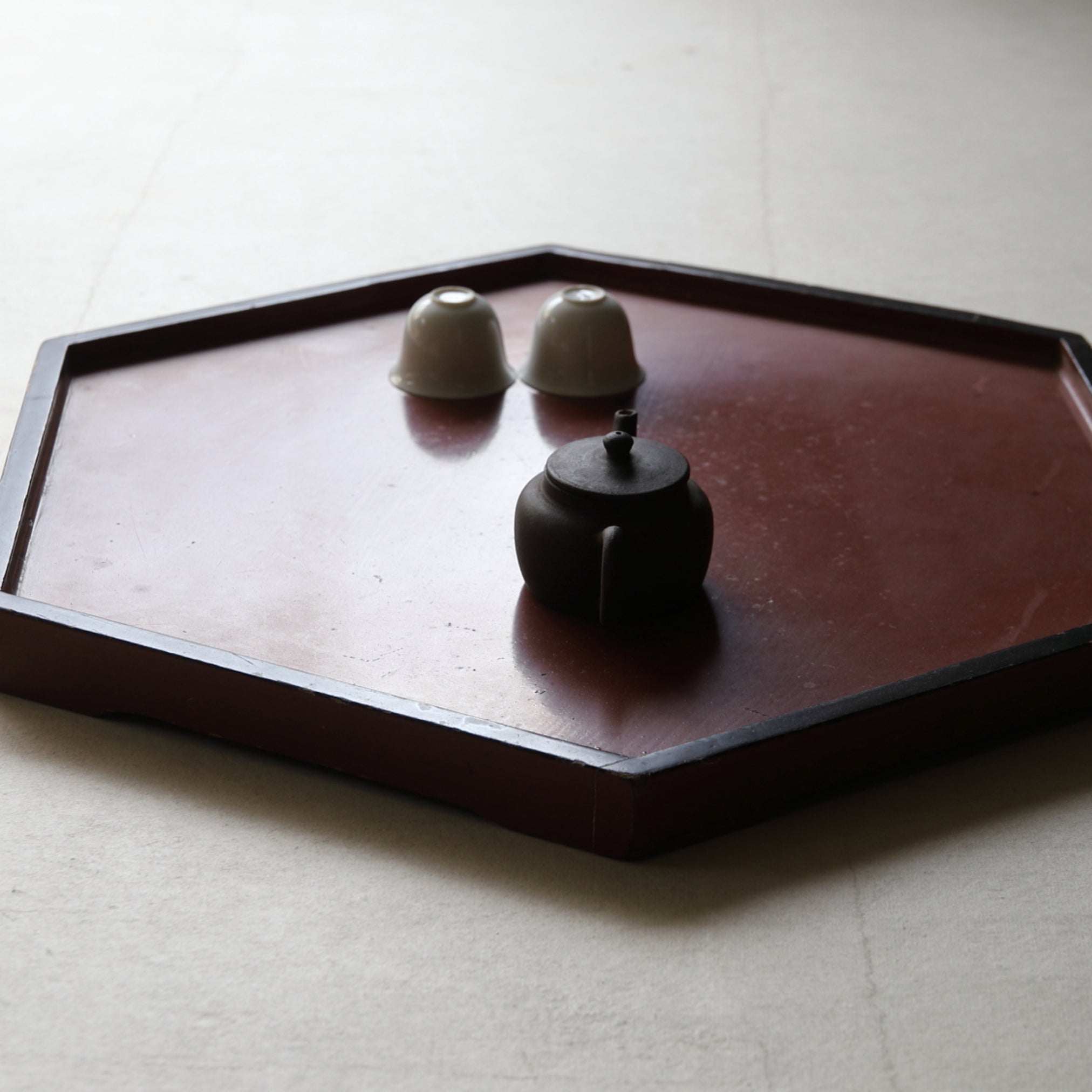 BANDEJA DE TÉ HEXAGONAL DE MADERA, Período Edo(1603–1867 d. C.)