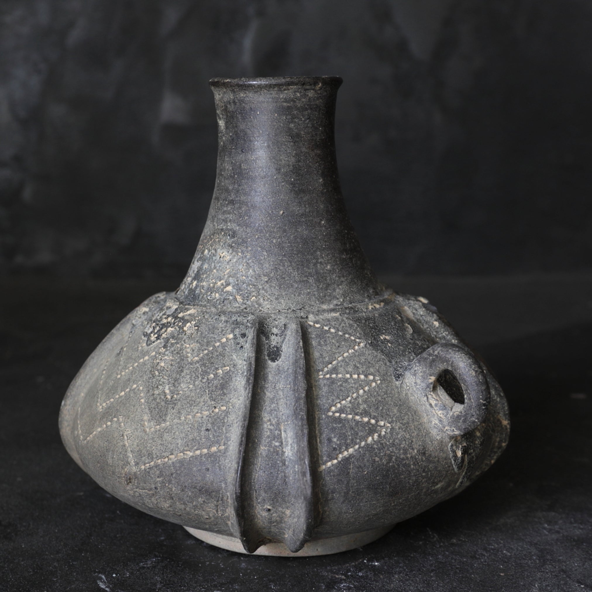 古墳時代 須恵器 把手付線刻文異形壺(250–581 CE)