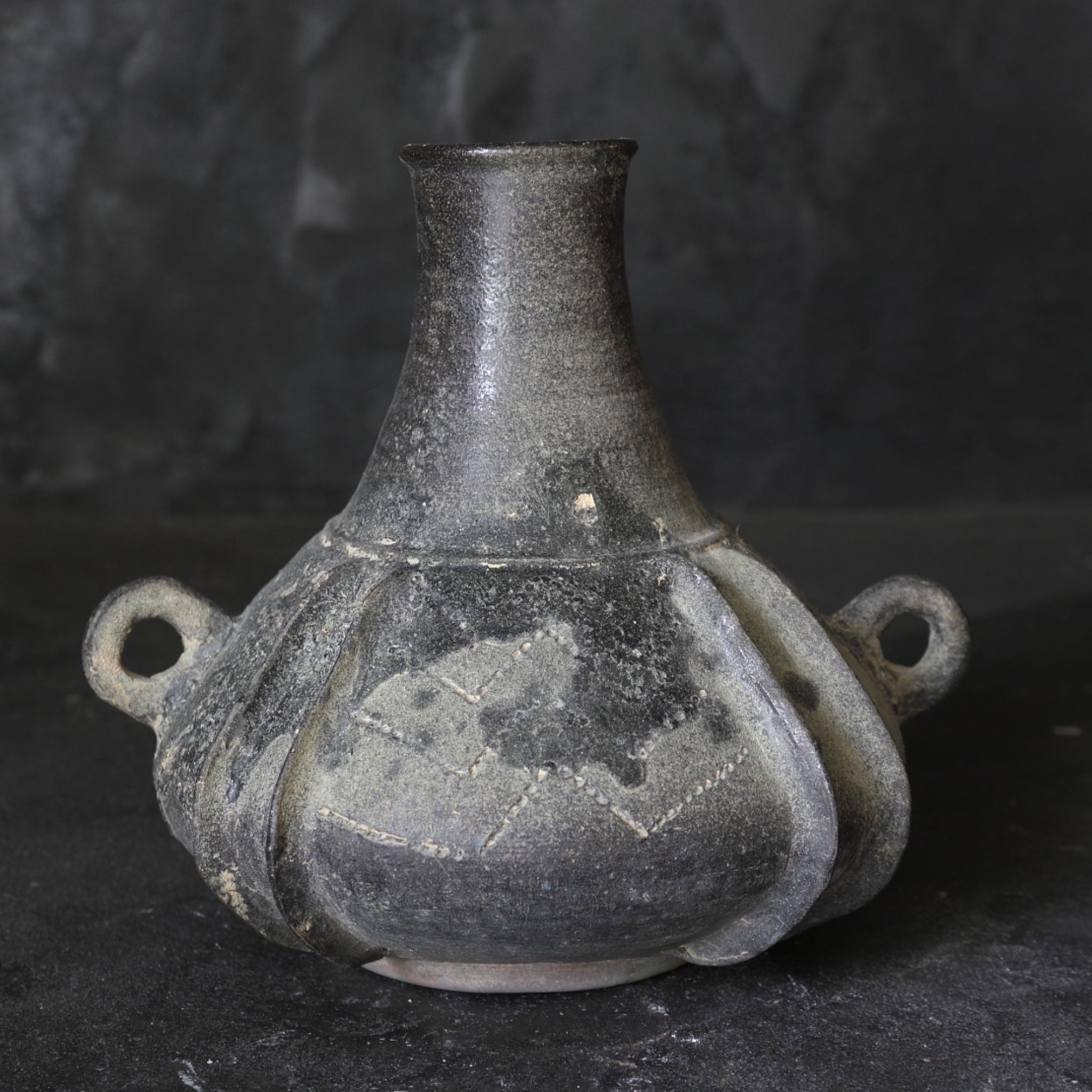 古墳時代 須恵器 把手付線刻文異形壺(250–581 CE)