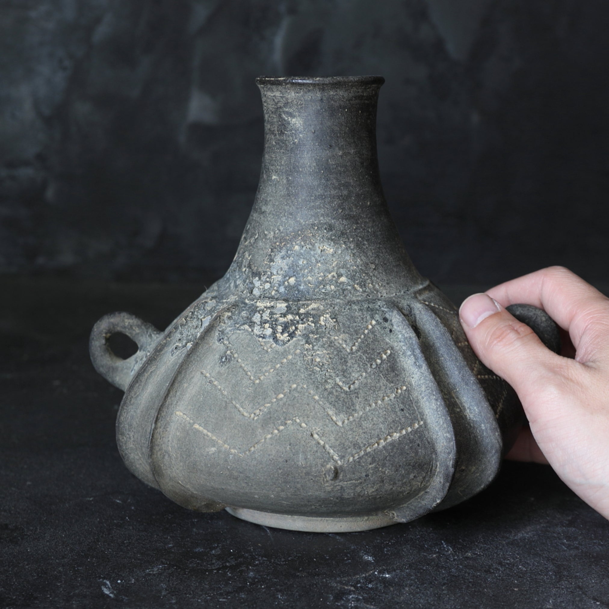 古墳時代 須恵器 把手付線刻文異形壺(250–581 CE)