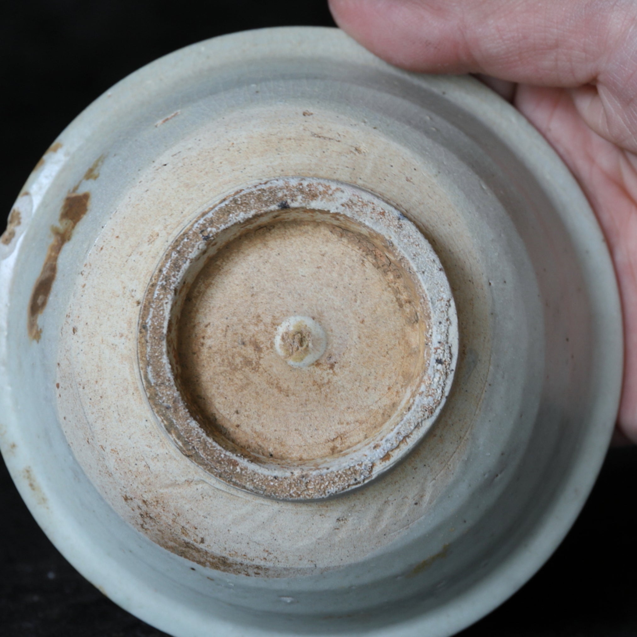 PIATTO CELADON DA UNA VECCHIA FORNACE POPOLARE, Dinastia Yuan(1206–1368 d.C.)