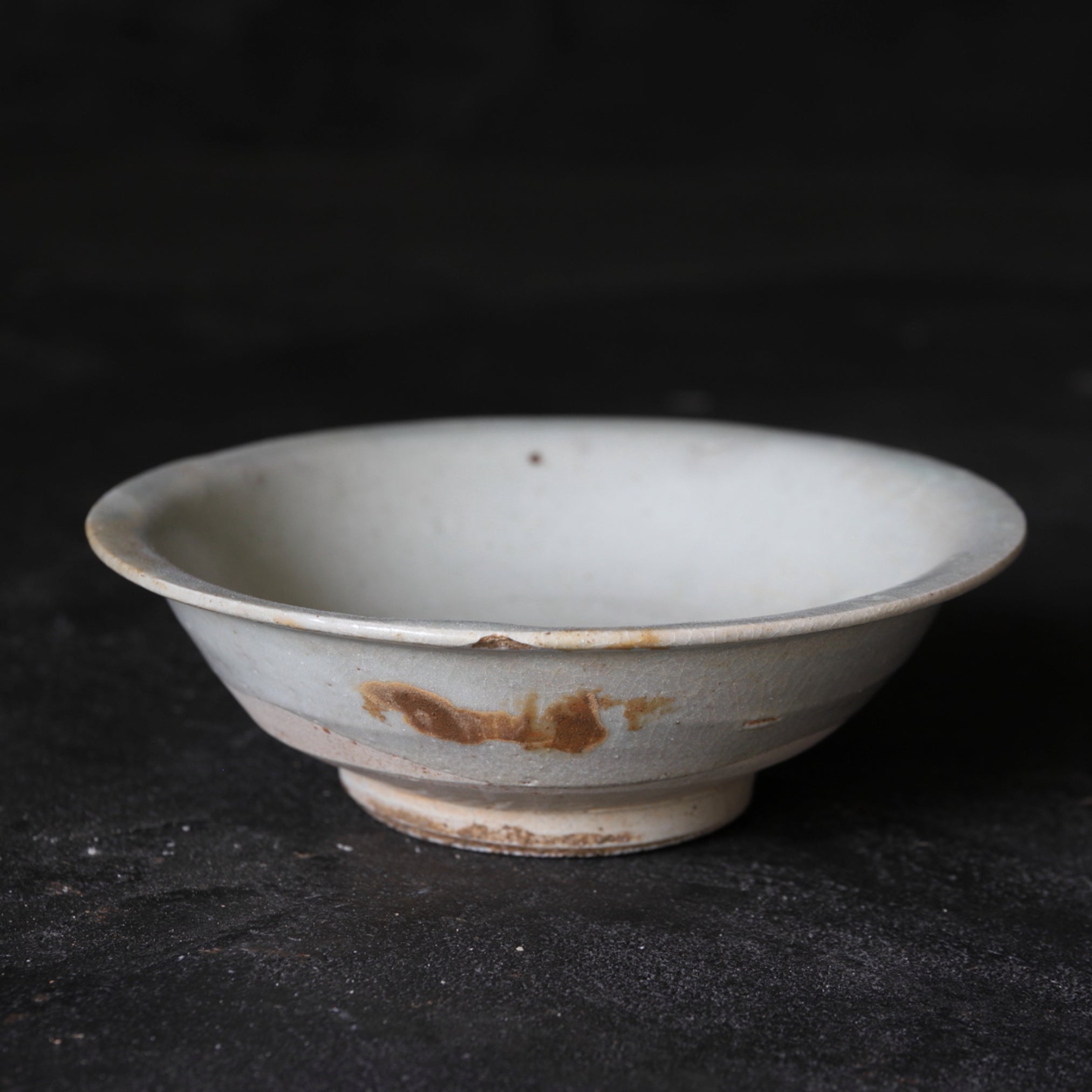 PLATO DE CELADÓN DE HORNO POPULAR ANTIGUO, Dinastía Yuan(1206–1368 d. C.)