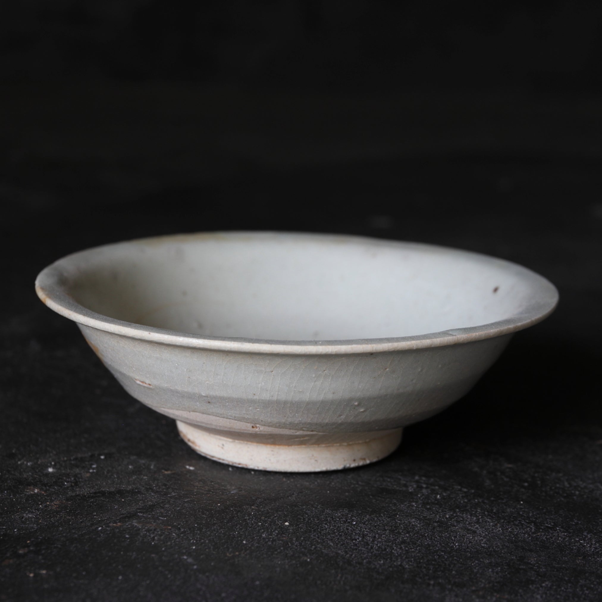 PLATO DE CELADÓN DE HORNO POPULAR ANTIGUO, Dinastía Yuan(1206–1368 d. C.)