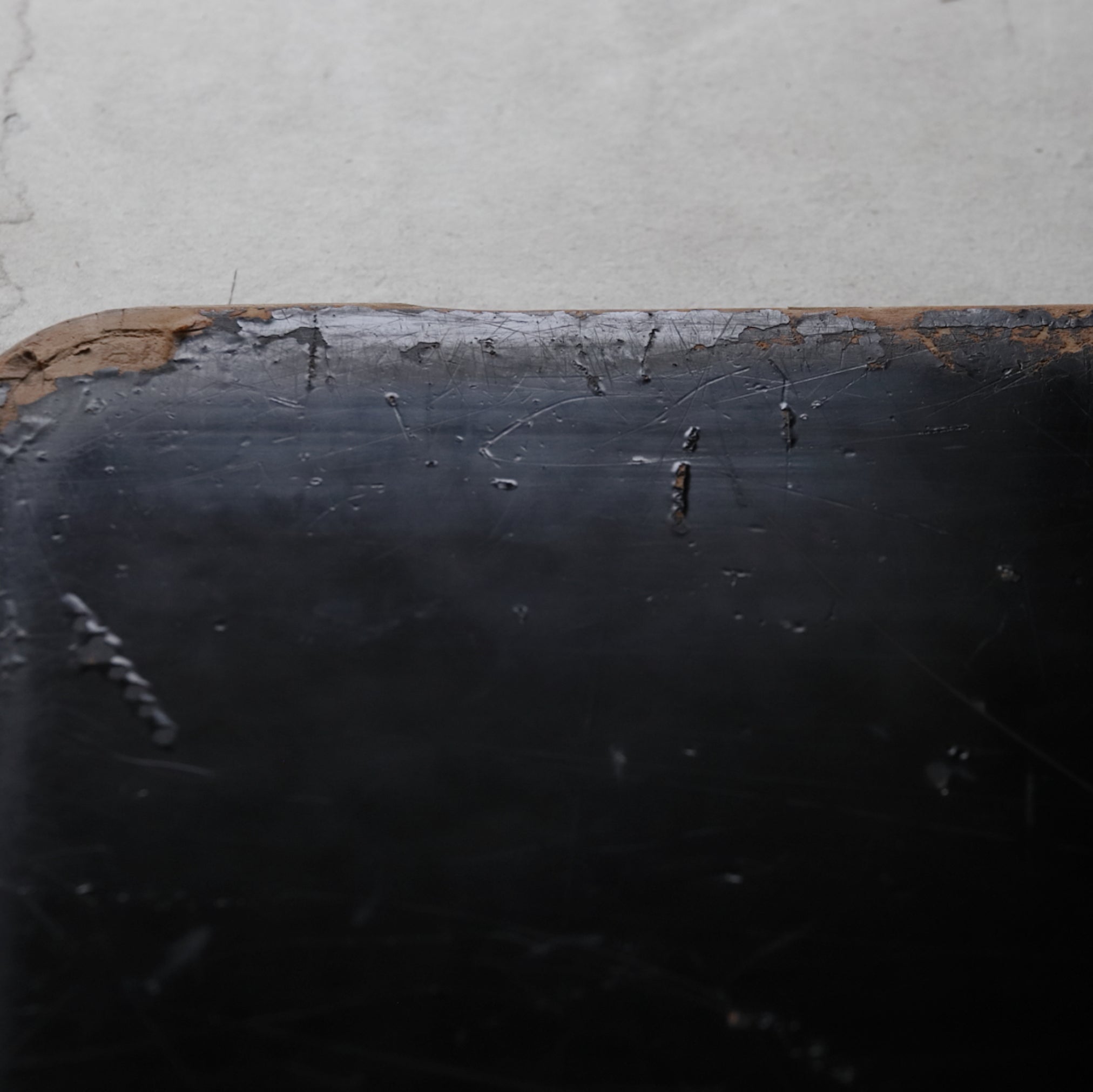 HÖLZERNES TEETABLETT, Kuro-Negoro, Edo-Zeit(1603–1867 n. Chr.)