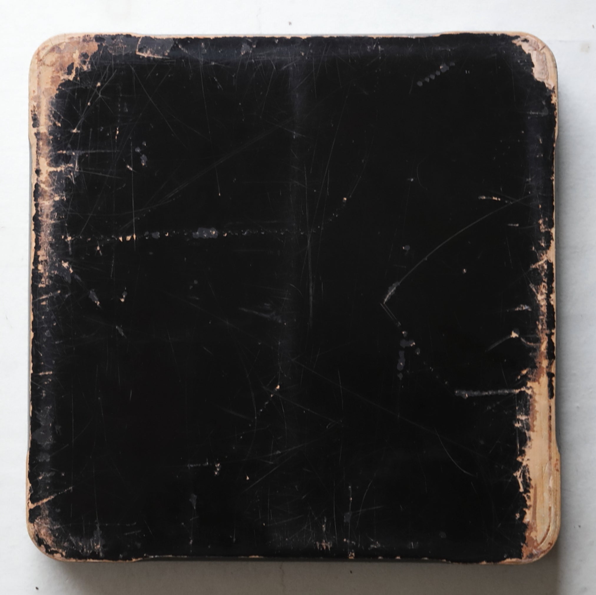 HÖLZERNES TEETABLETT, Kuro-Negoro, Edo-Zeit(1603–1867 n. Chr.)