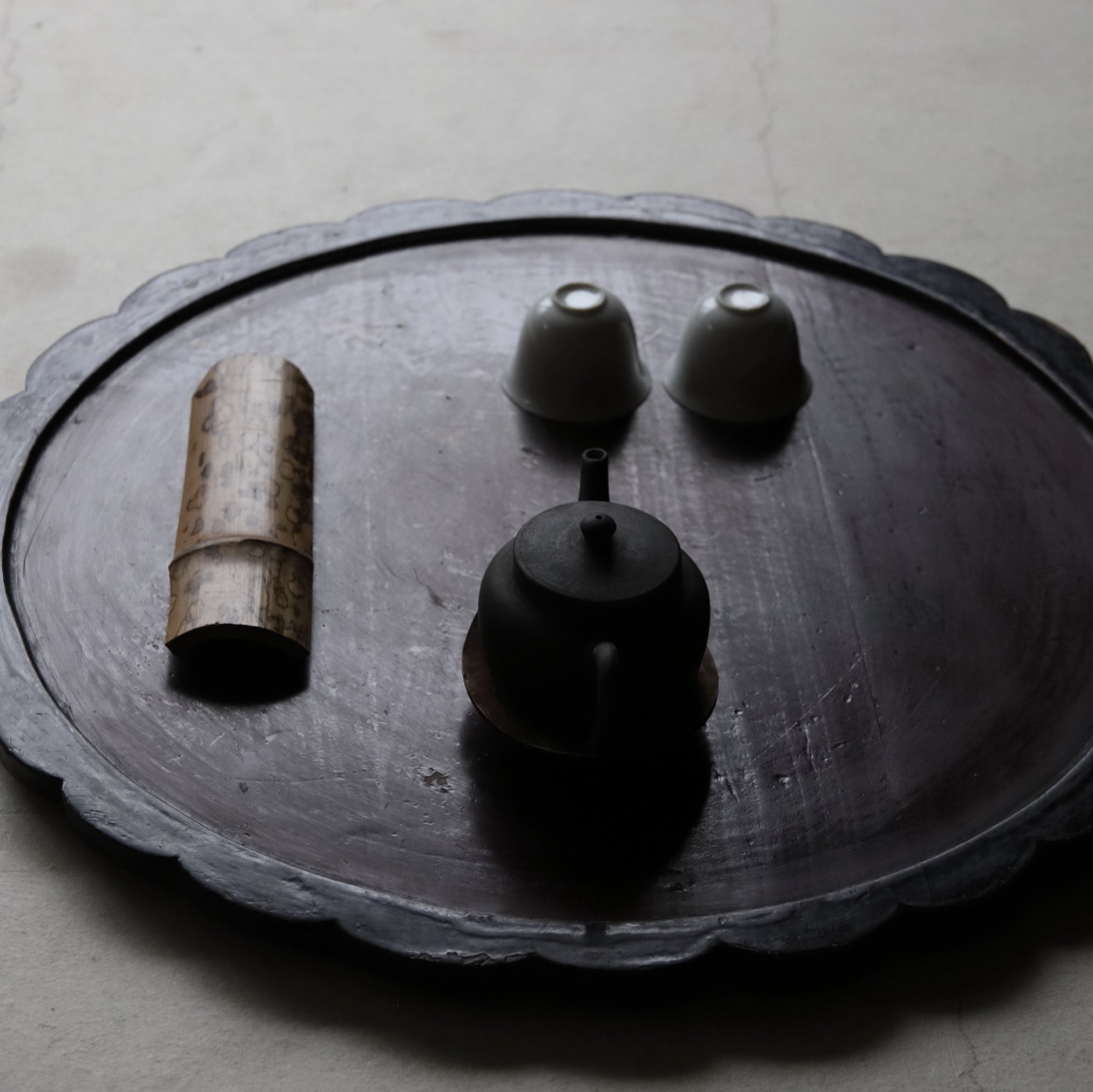 SOBAN CON FORMA DE FLOR LOBULADA / TABLERO DE MESA, Mitate(tablero de mesa/bandeja de té), Dinastía Joseon(1392–1897 d. C.)