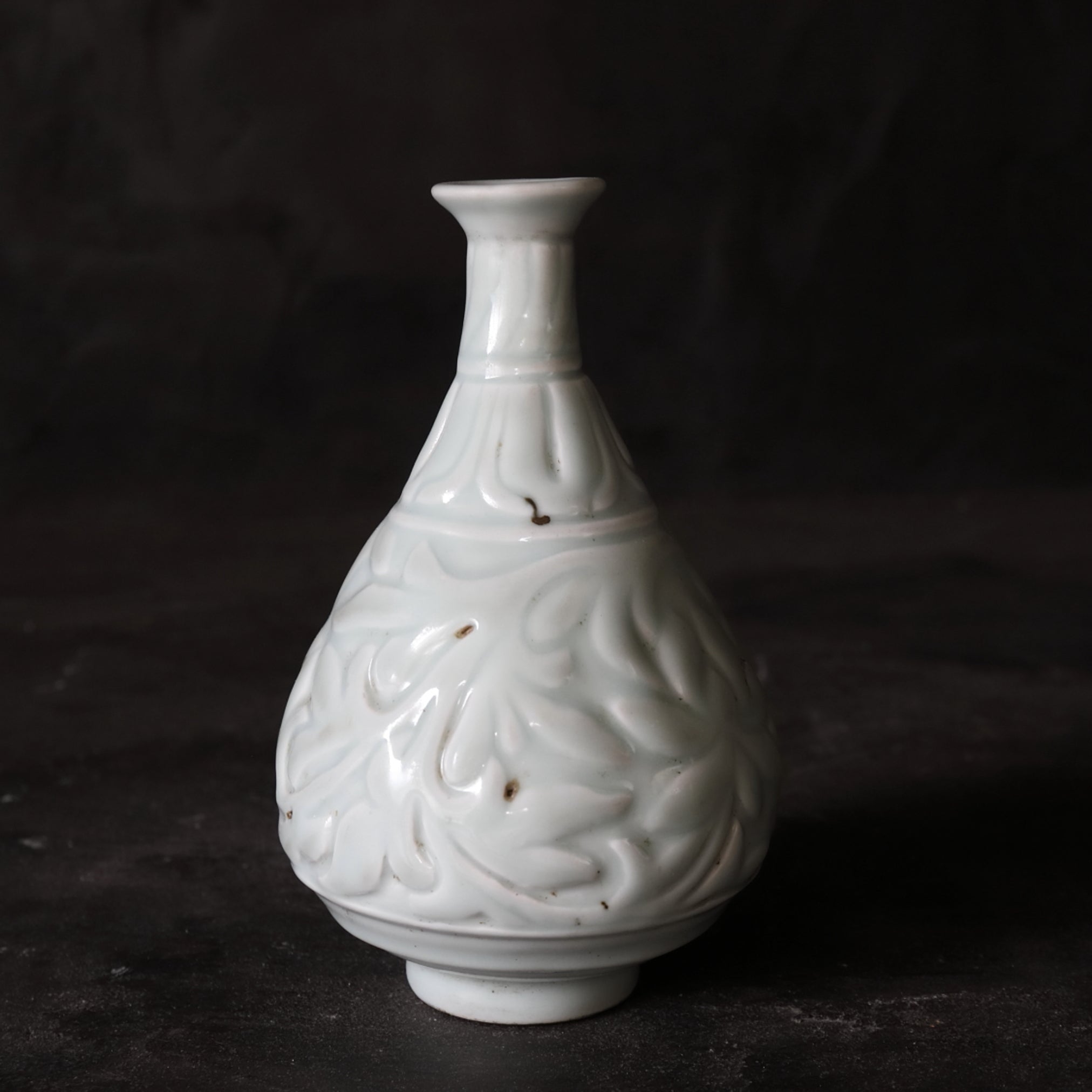 BOTTIGLIA, Qingbai con intagliata a rilievo motivo floreale, Dinastia Ming(1368–1644 d.C.)