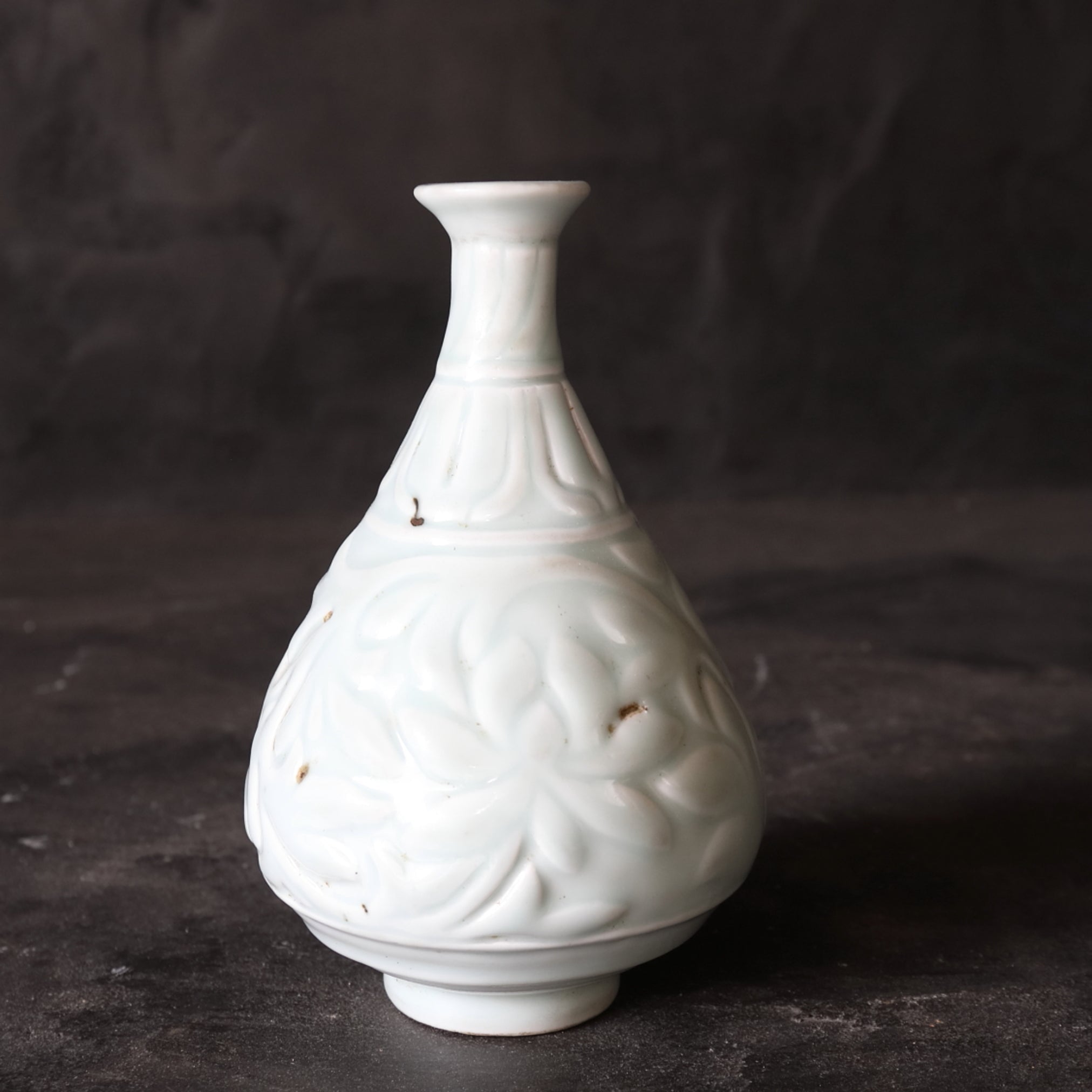 BOTELLA, Qingbai con tallada en relieve diseño floral, Dinastía Ming(1368–1644 d. C.)