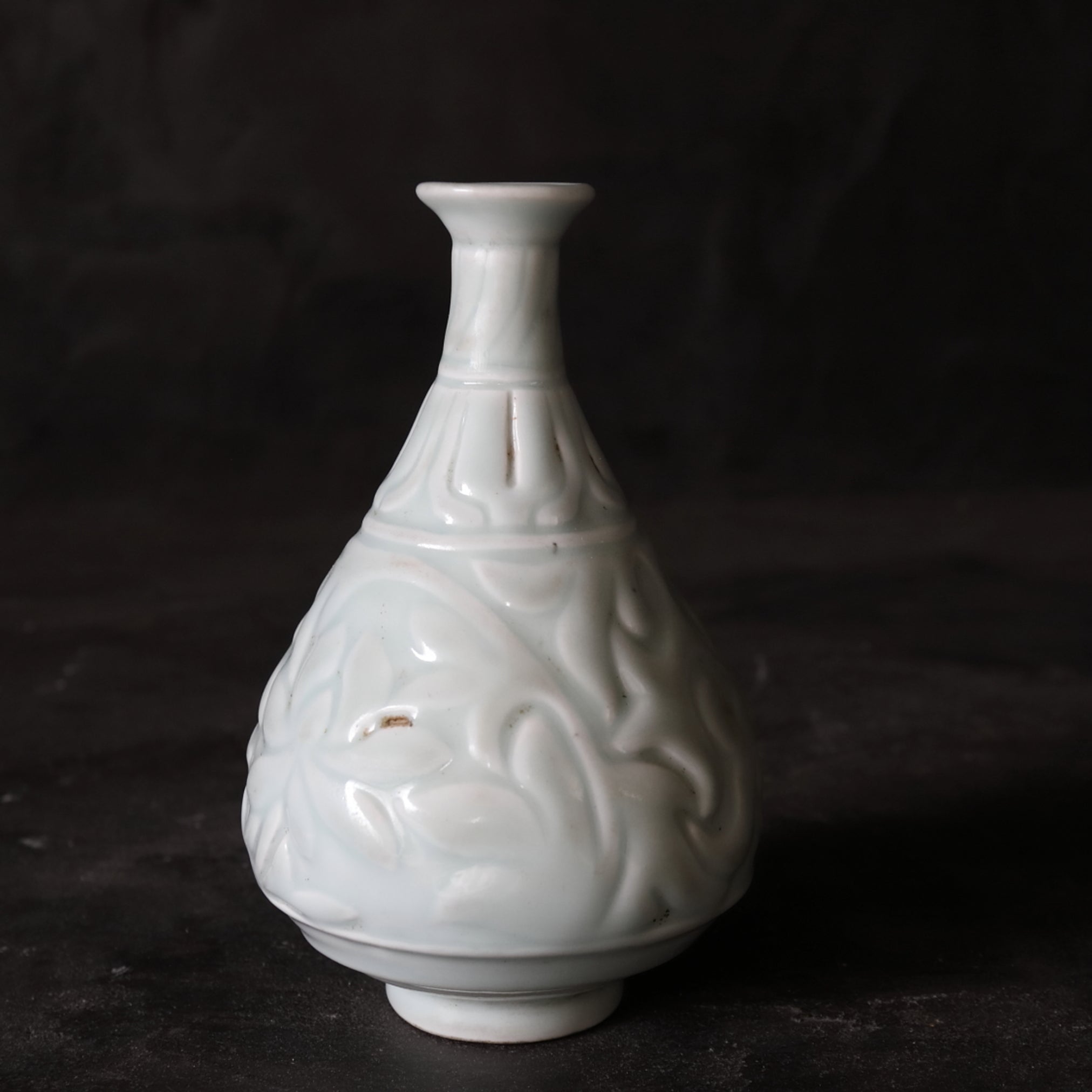 BOTELLA, Qingbai con tallada en relieve diseño floral, Dinastía Ming(1368–1644 d. C.)
