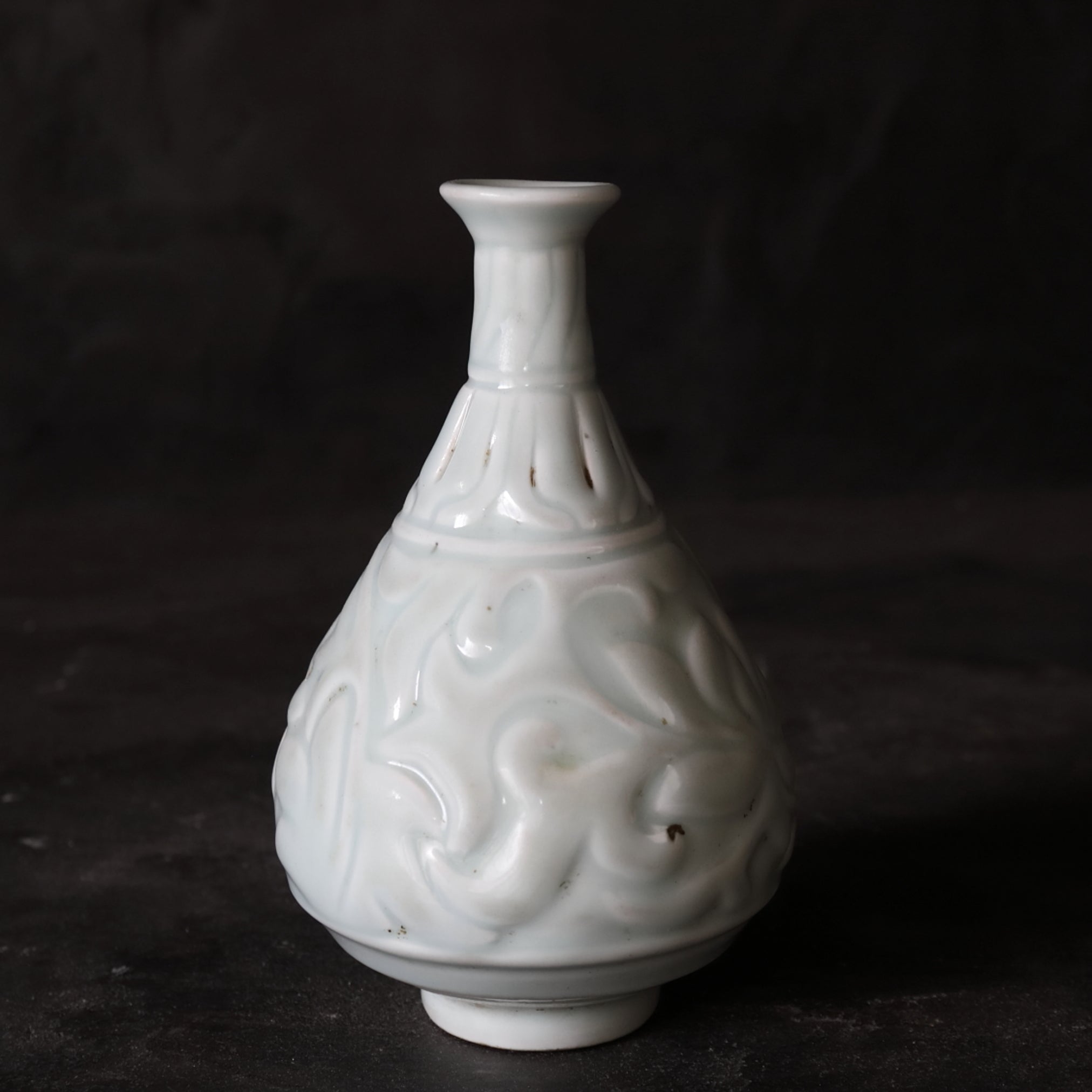 BOTELLA, Qingbai con tallada en relieve diseño floral, Dinastía Ming(1368–1644 d. C.)