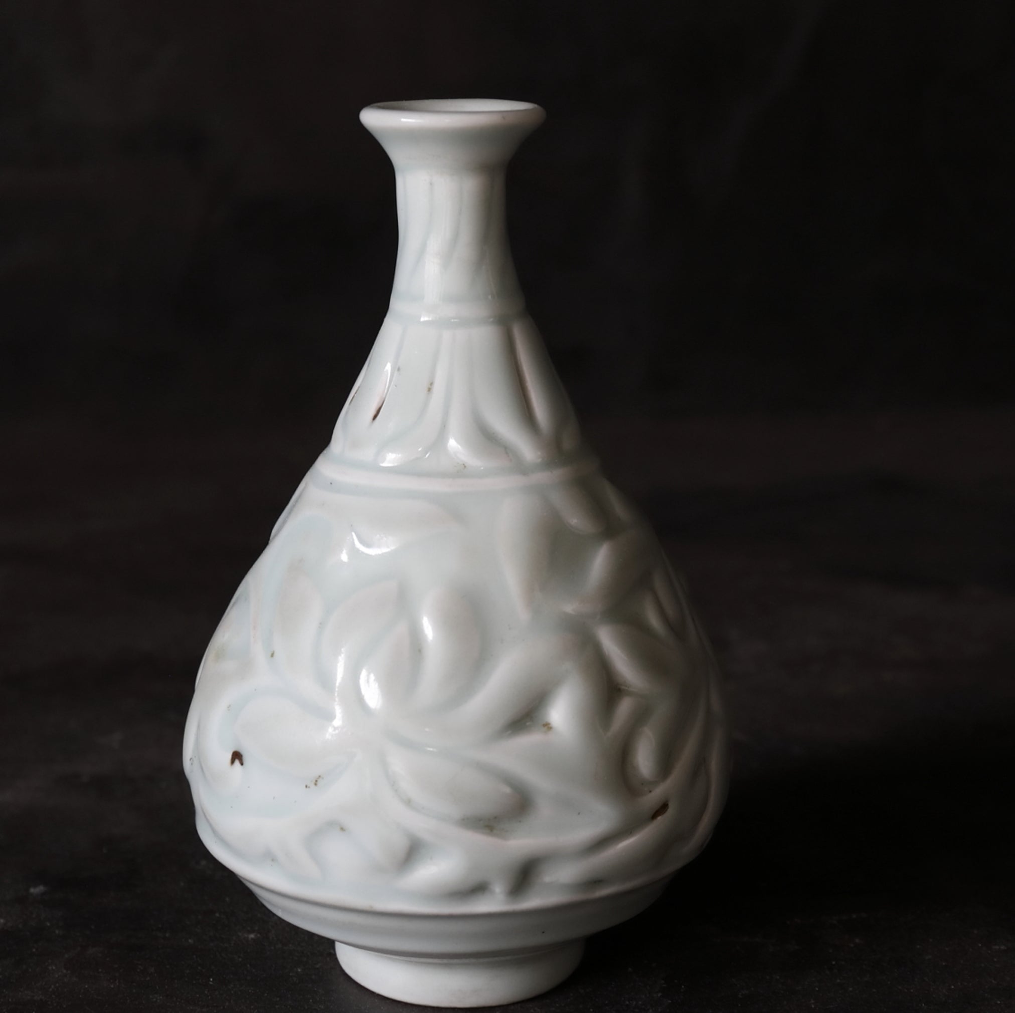 BOTELLA, Qingbai con tallada en relieve diseño floral, Dinastía Ming(1368–1644 d. C.)