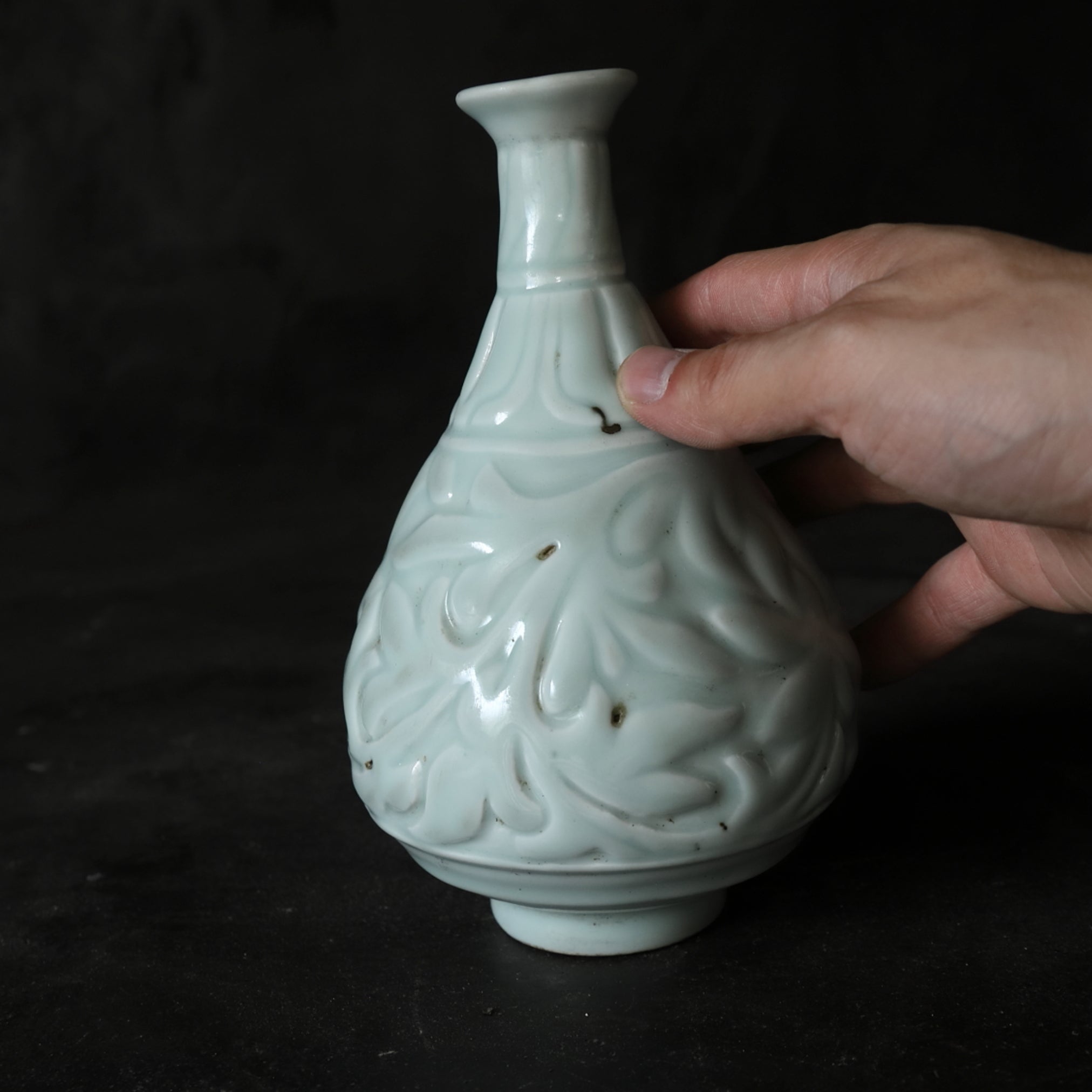 BOTELLA, Qingbai con tallada en relieve diseño floral, Dinastía Ming(1368–1644 d. C.)