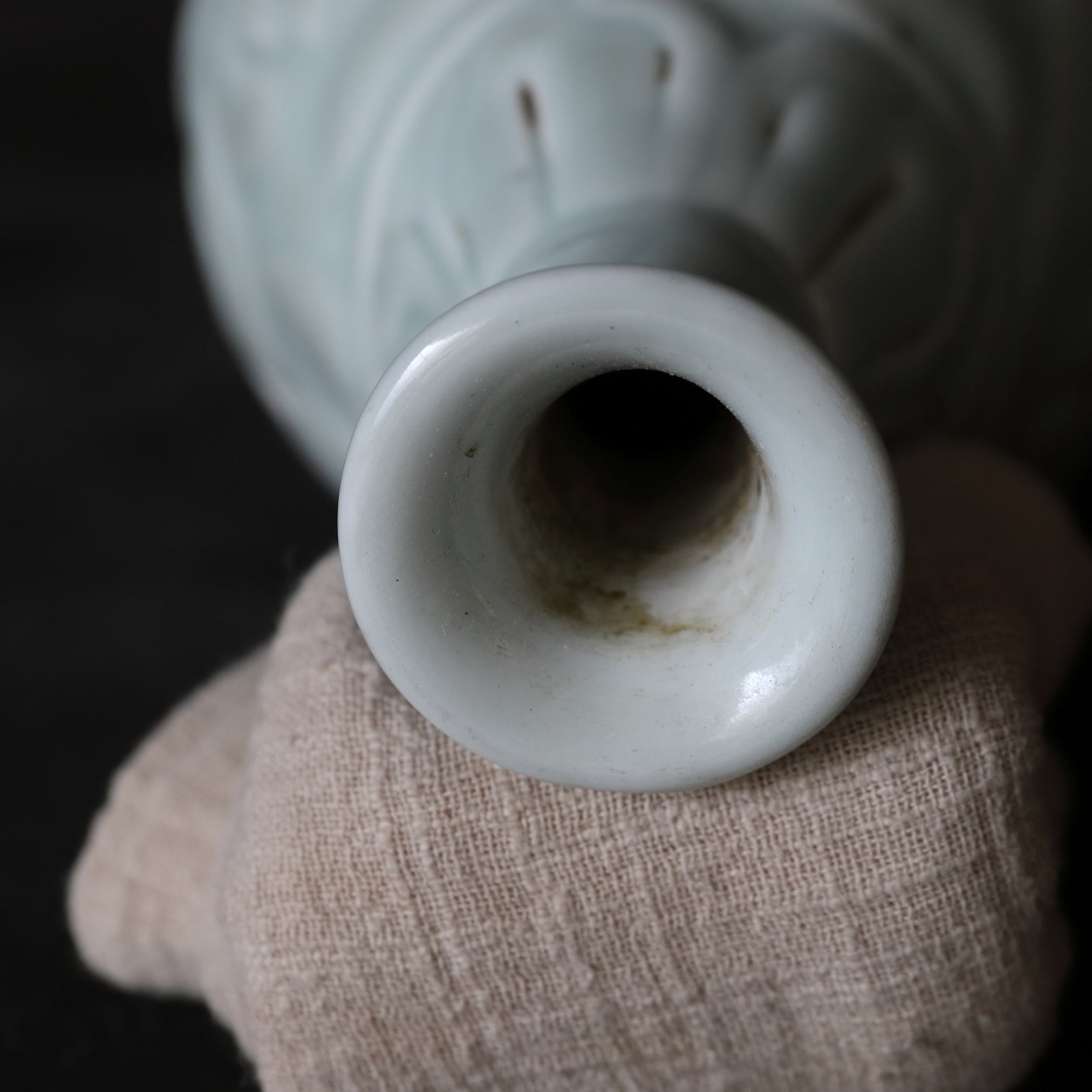 BOTELLA, Qingbai con tallada en relieve diseño floral, Dinastía Ming(1368–1644 d. C.)