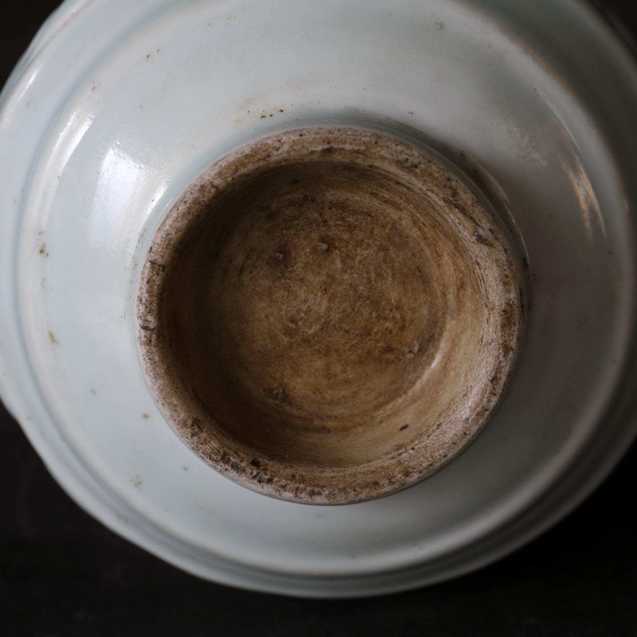BOTELLA, Qingbai con tallada en relieve diseño floral, Dinastía Ming(1368–1644 d. C.)