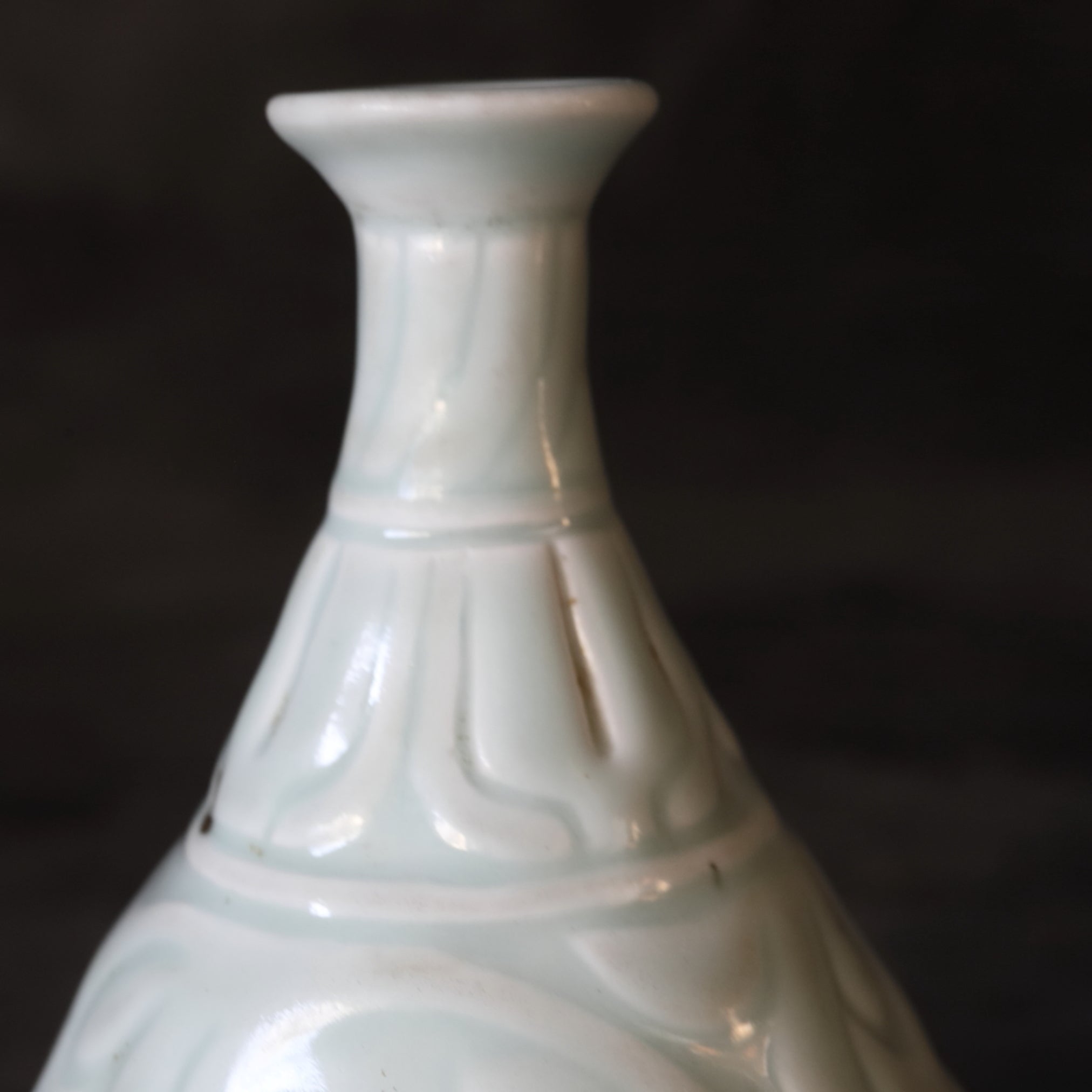 BOTELLA, Qingbai con tallada en relieve diseño floral, Dinastía Ming(1368–1644 d. C.)