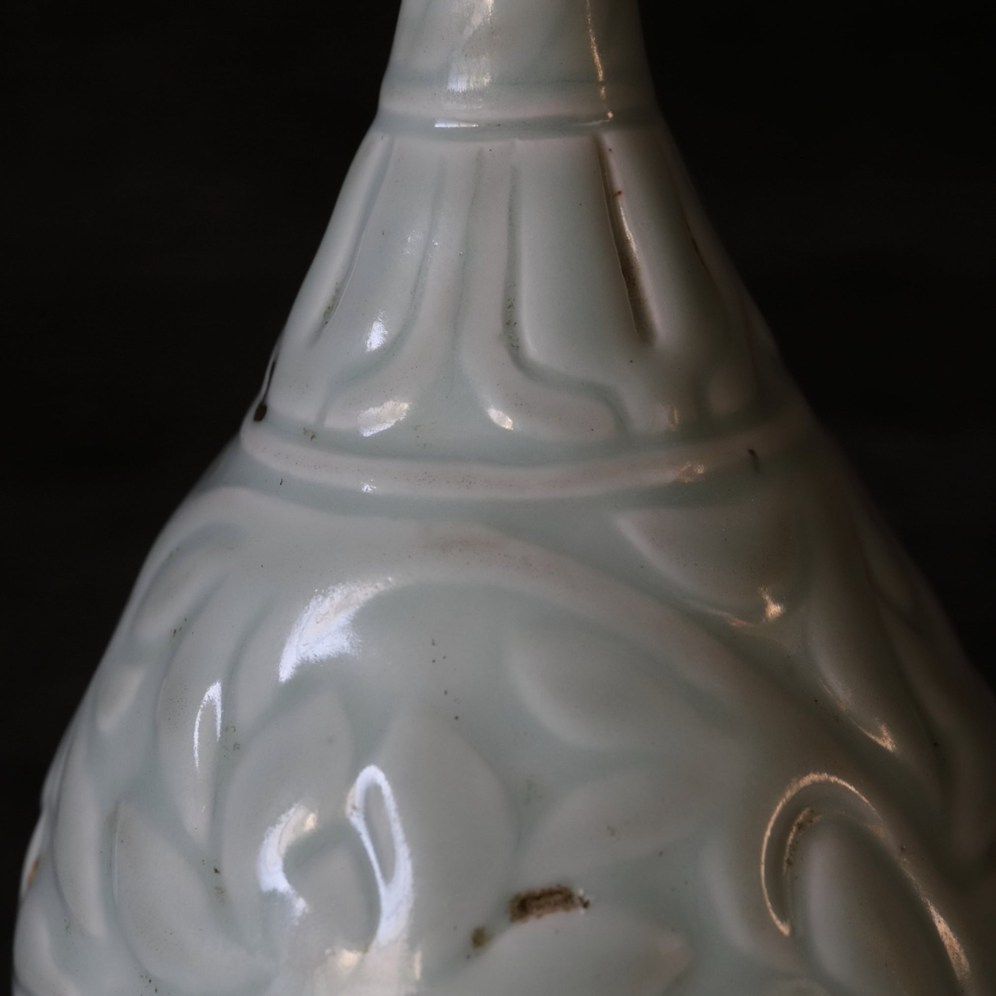 BOTELLA, Qingbai con tallada en relieve diseño floral, Dinastía Ming(1368–1644 d. C.)