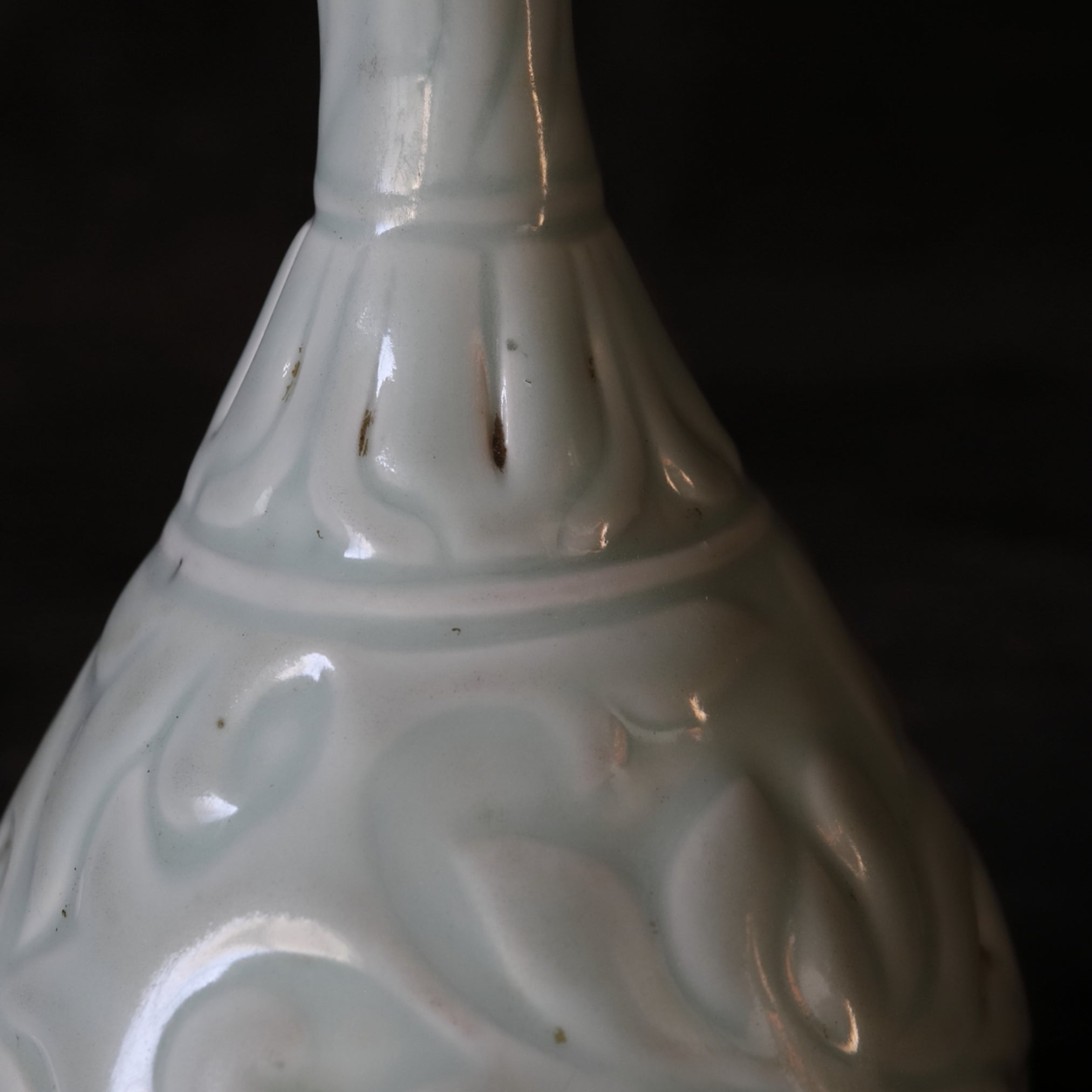 BOTELLA, Qingbai con tallada en relieve diseño floral, Dinastía Ming(1368–1644 d. C.)