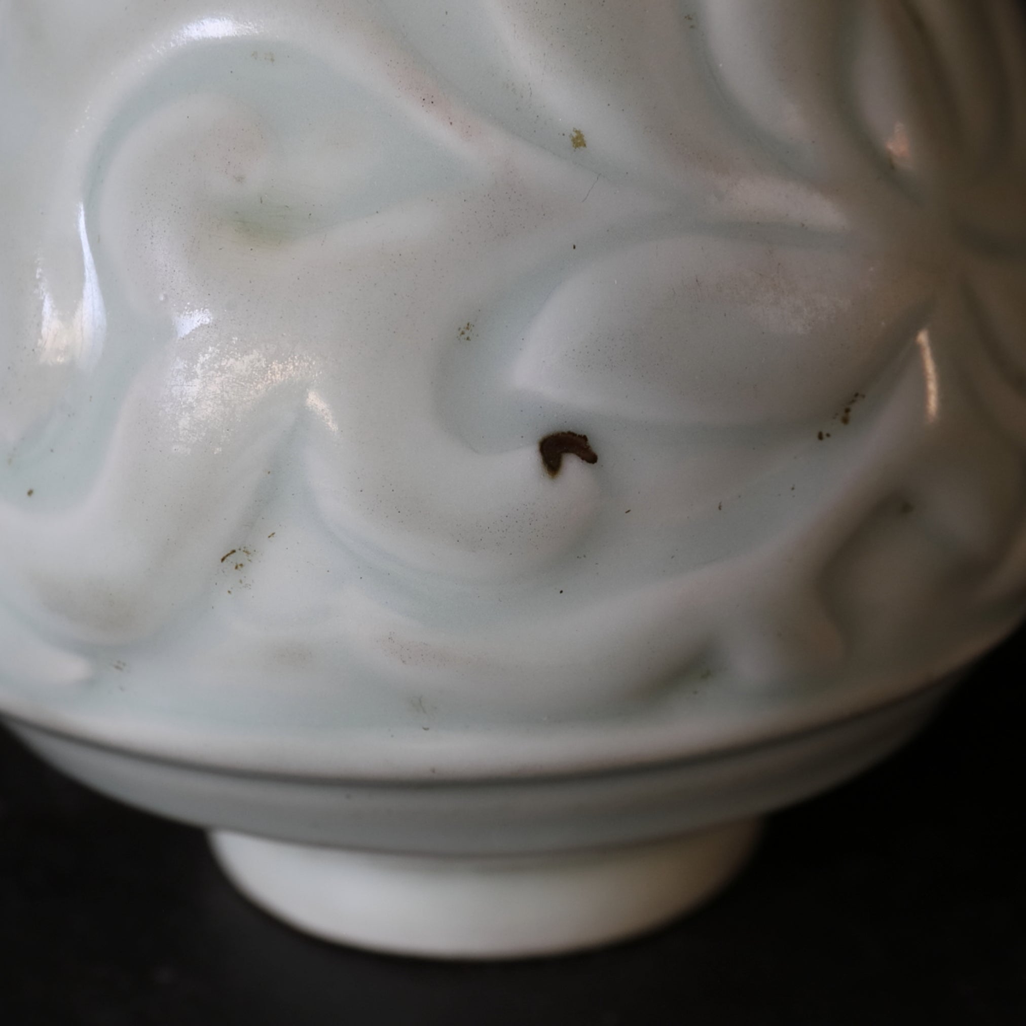 BOTELLA, Qingbai con tallada en relieve diseño floral, Dinastía Ming(1368–1644 d. C.)