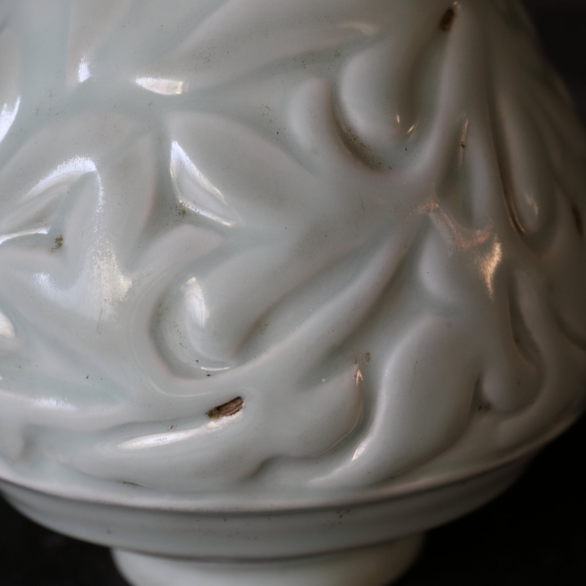 BOTELLA, Qingbai con tallada en relieve diseño floral, Dinastía Ming(1368–1644 d. C.)