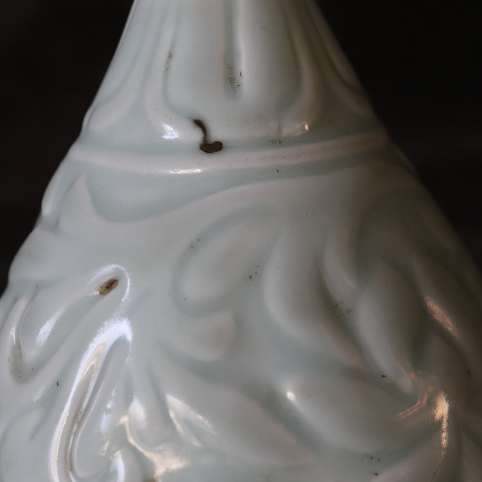 BOTELLA, Qingbai con tallada en relieve diseño floral, Dinastía Ming(1368–1644 d. C.)
