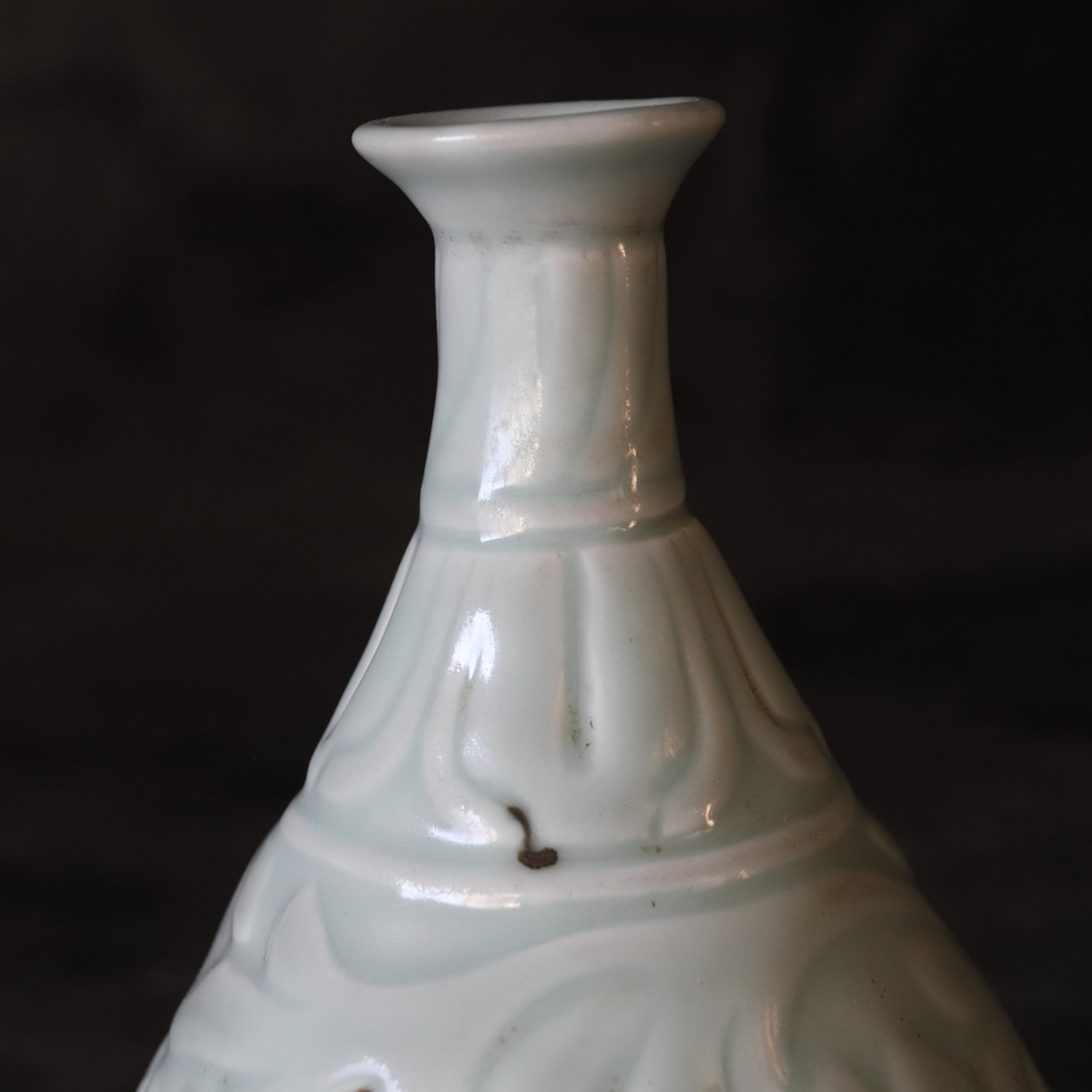 BOTELLA, Qingbai con tallada en relieve diseño floral, Dinastía Ming(1368–1644 d. C.)