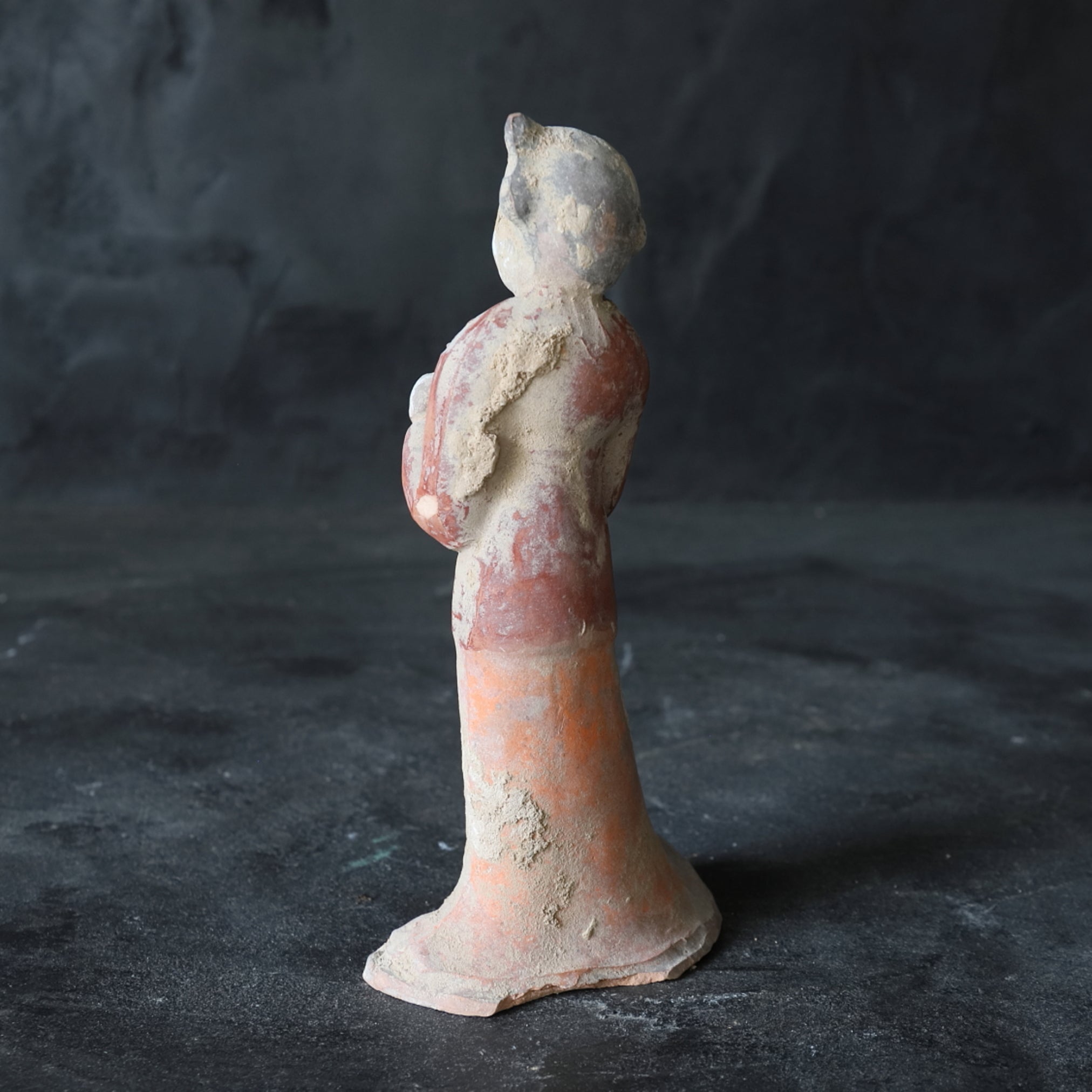MUSIKER- UND TÄNZERFIGUREN, Graue Irdenware mit Schlicker und Pigmenten, Tang-Dynastie(618–907 n. Chr.)