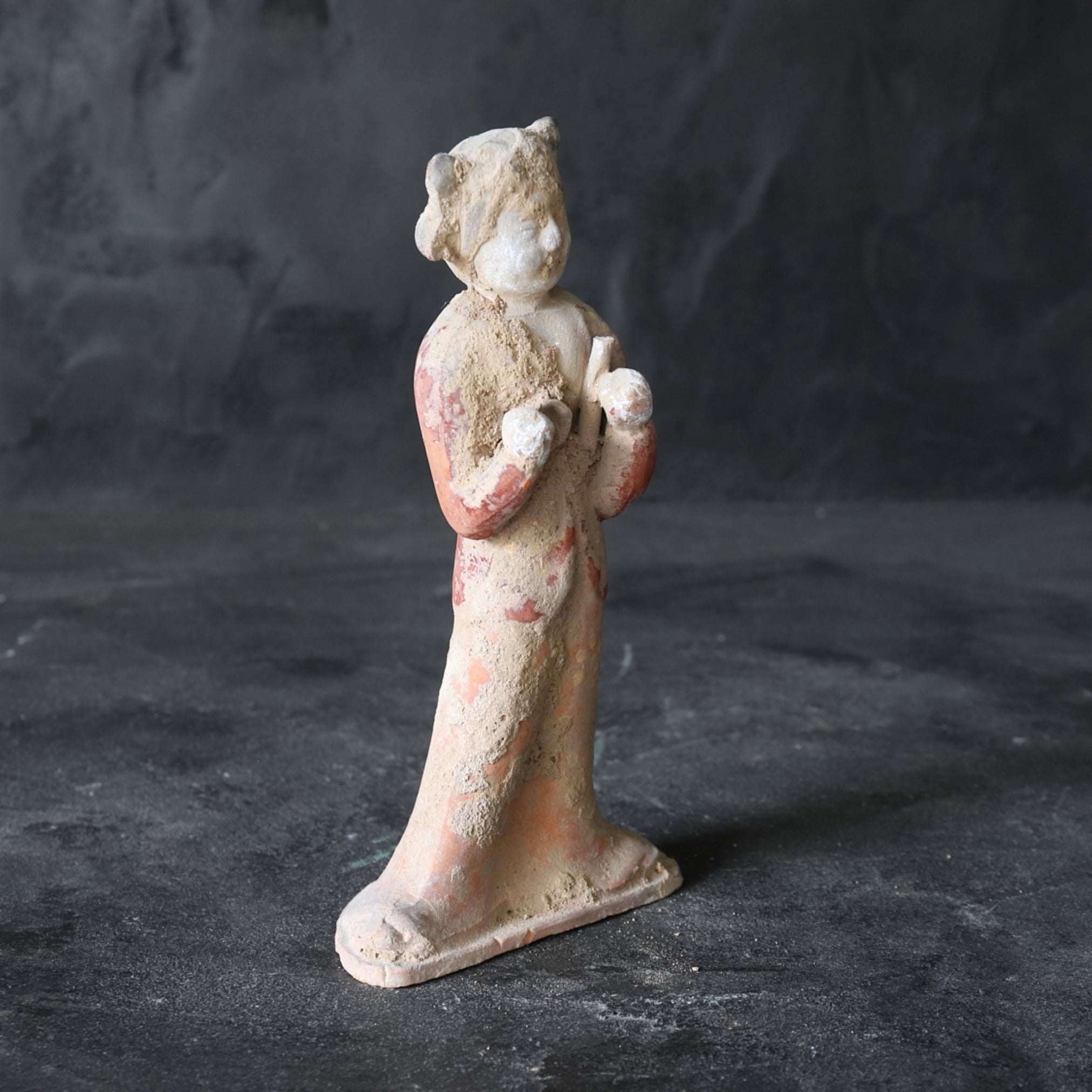 MUSIKER- UND TÄNZERFIGUREN, Graue Irdenware mit Schlicker und Pigmenten, Tang-Dynastie(618–907 n. Chr.)