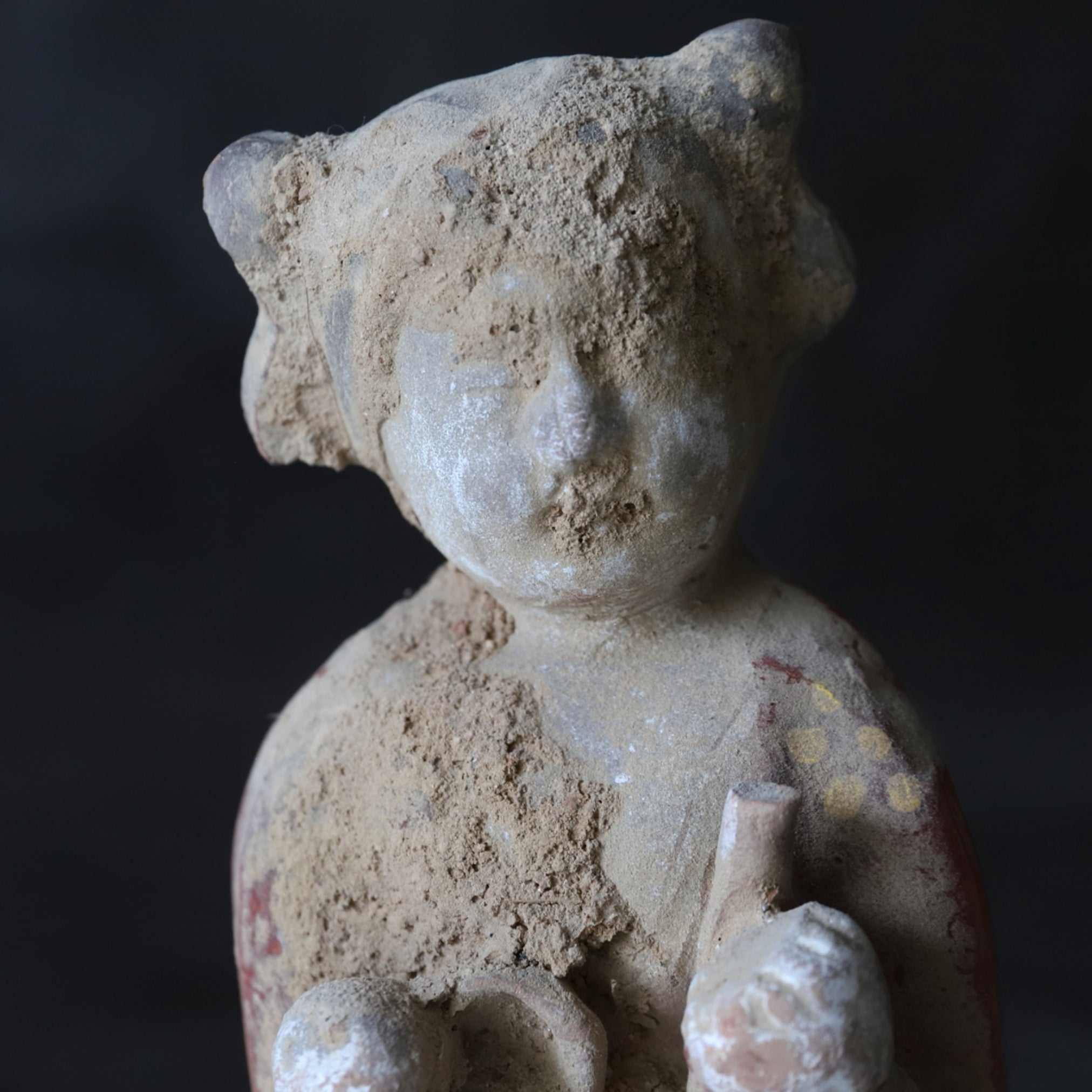 MUSIKER- UND TÄNZERFIGUREN, Graue Irdenware mit Schlicker und Pigmenten, Tang-Dynastie(618–907 n. Chr.)