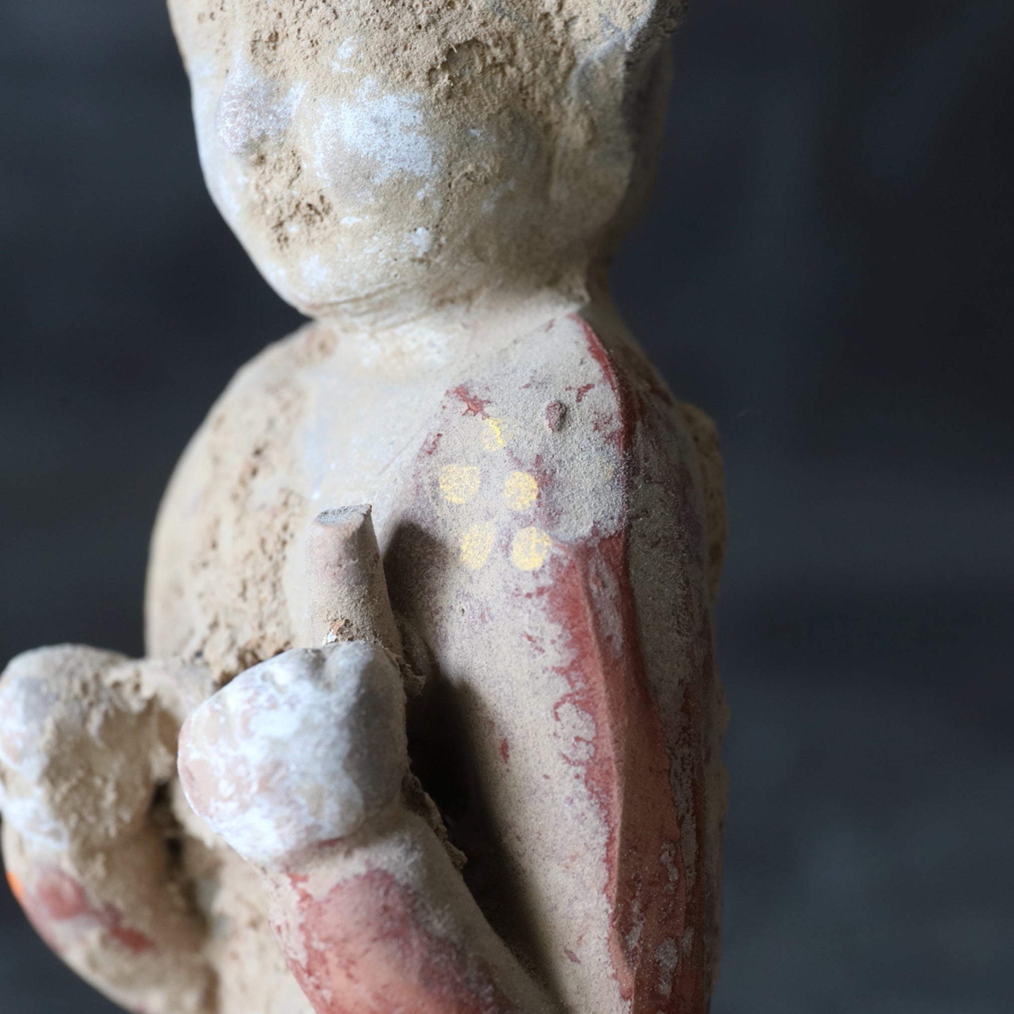 MUSIKER- UND TÄNZERFIGUREN, Graue Irdenware mit Schlicker und Pigmenten, Tang-Dynastie(618–907 n. Chr.)