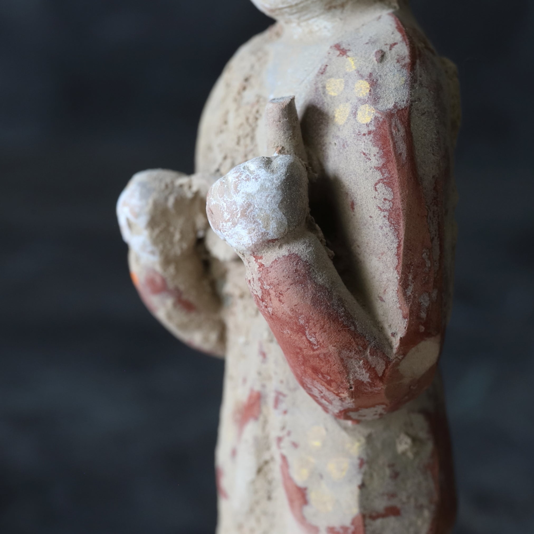 MUSIKER- UND TÄNZERFIGUREN, Graue Irdenware mit Schlicker und Pigmenten, Tang-Dynastie(618–907 n. Chr.)