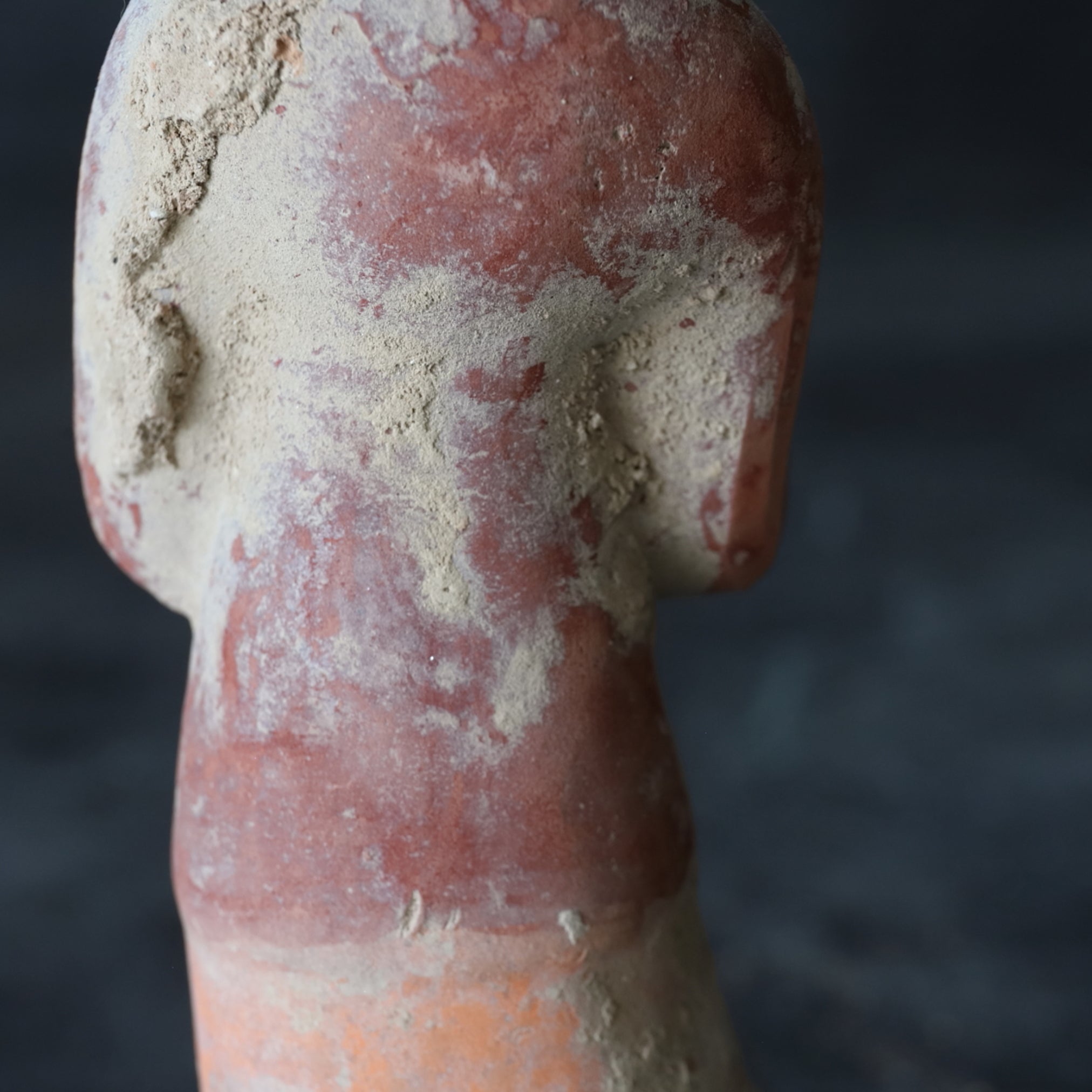 MUSIKER- UND TÄNZERFIGUREN, Graue Irdenware mit Schlicker und Pigmenten, Tang-Dynastie(618–907 n. Chr.)