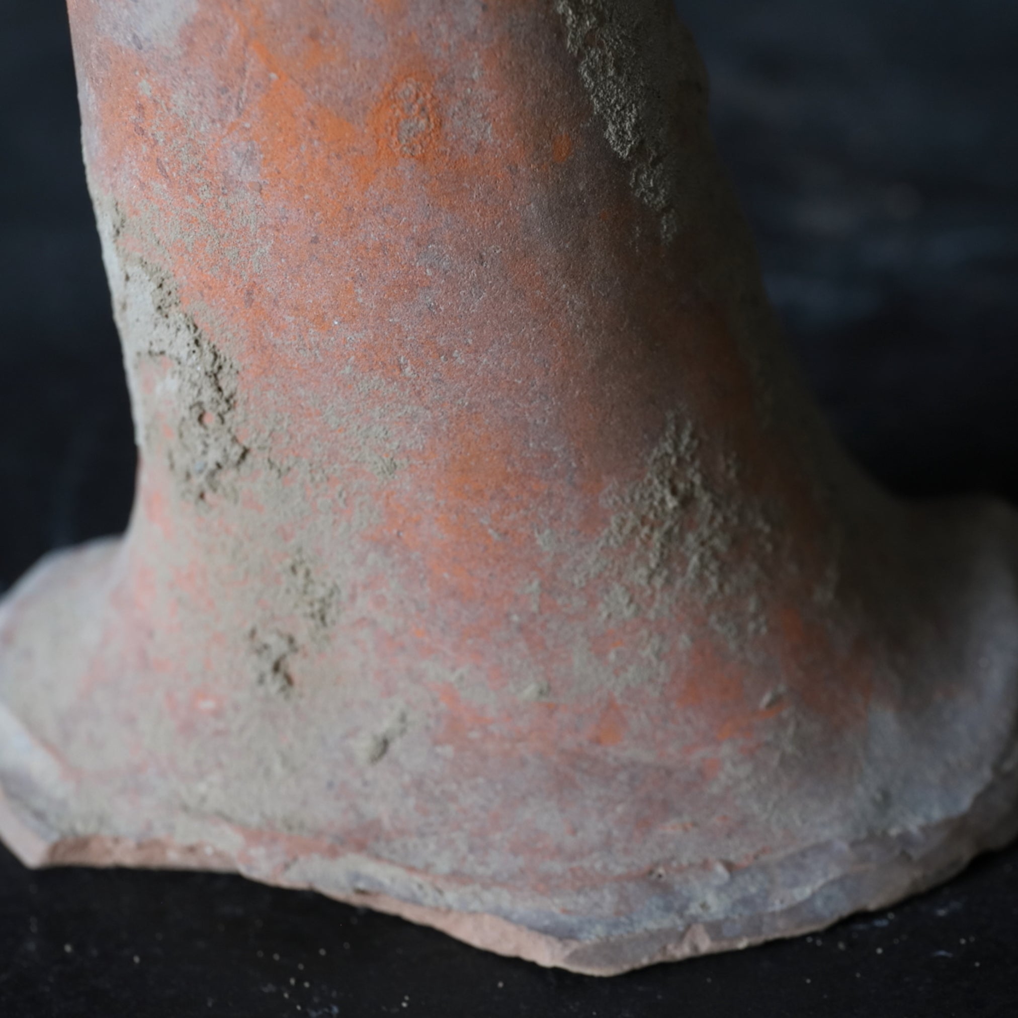 MUSIKER- UND TÄNZERFIGUREN, Graue Irdenware mit Schlicker und Pigmenten, Tang-Dynastie(618–907 n. Chr.)