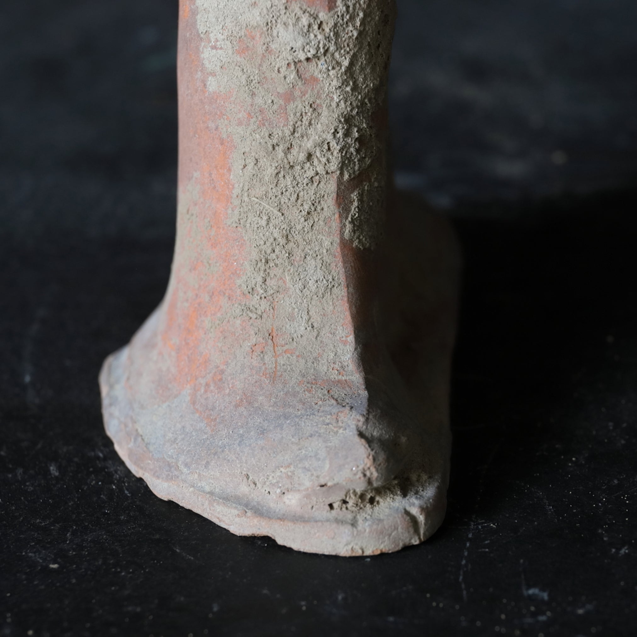 MUSIKER- UND TÄNZERFIGUREN, Graue Irdenware mit Schlicker und Pigmenten, Tang-Dynastie(618–907 n. Chr.)