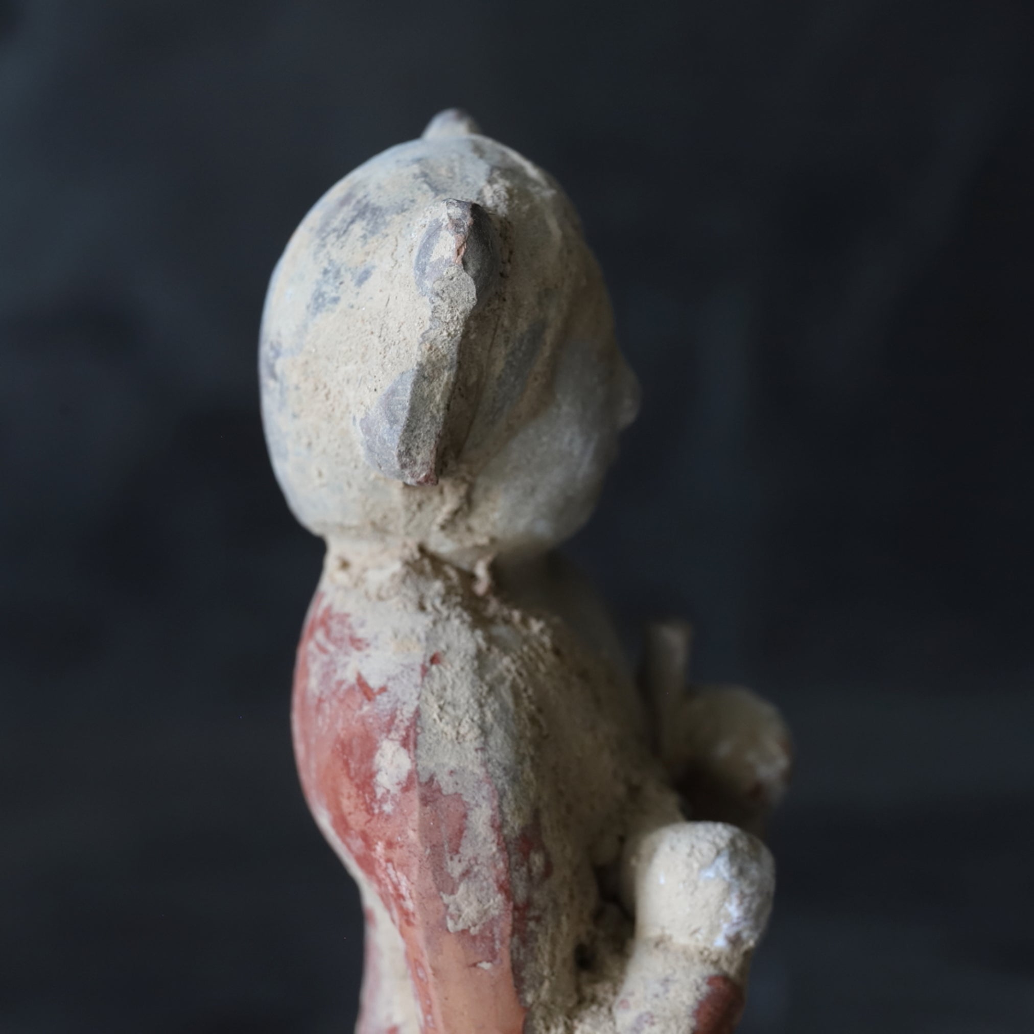 MUSIKER- UND TÄNZERFIGUREN, Graue Irdenware mit Schlicker und Pigmenten, Tang-Dynastie(618–907 n. Chr.)