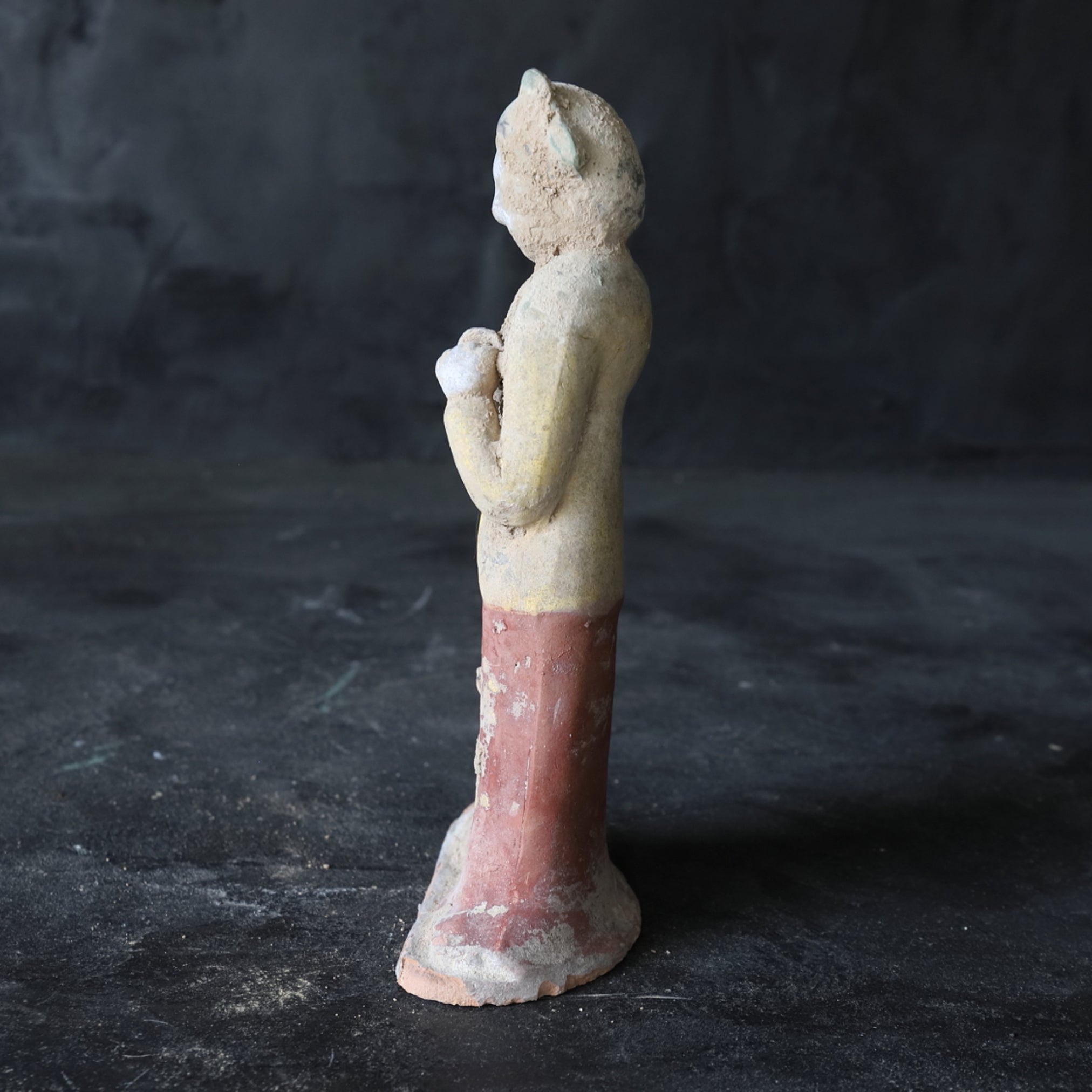 MUSIKER- UND TÄNZERFIGUREN, Graue Irdenware mit Schlicker und Pigmenten, Tang-Dynastie(618–907 n. Chr.)