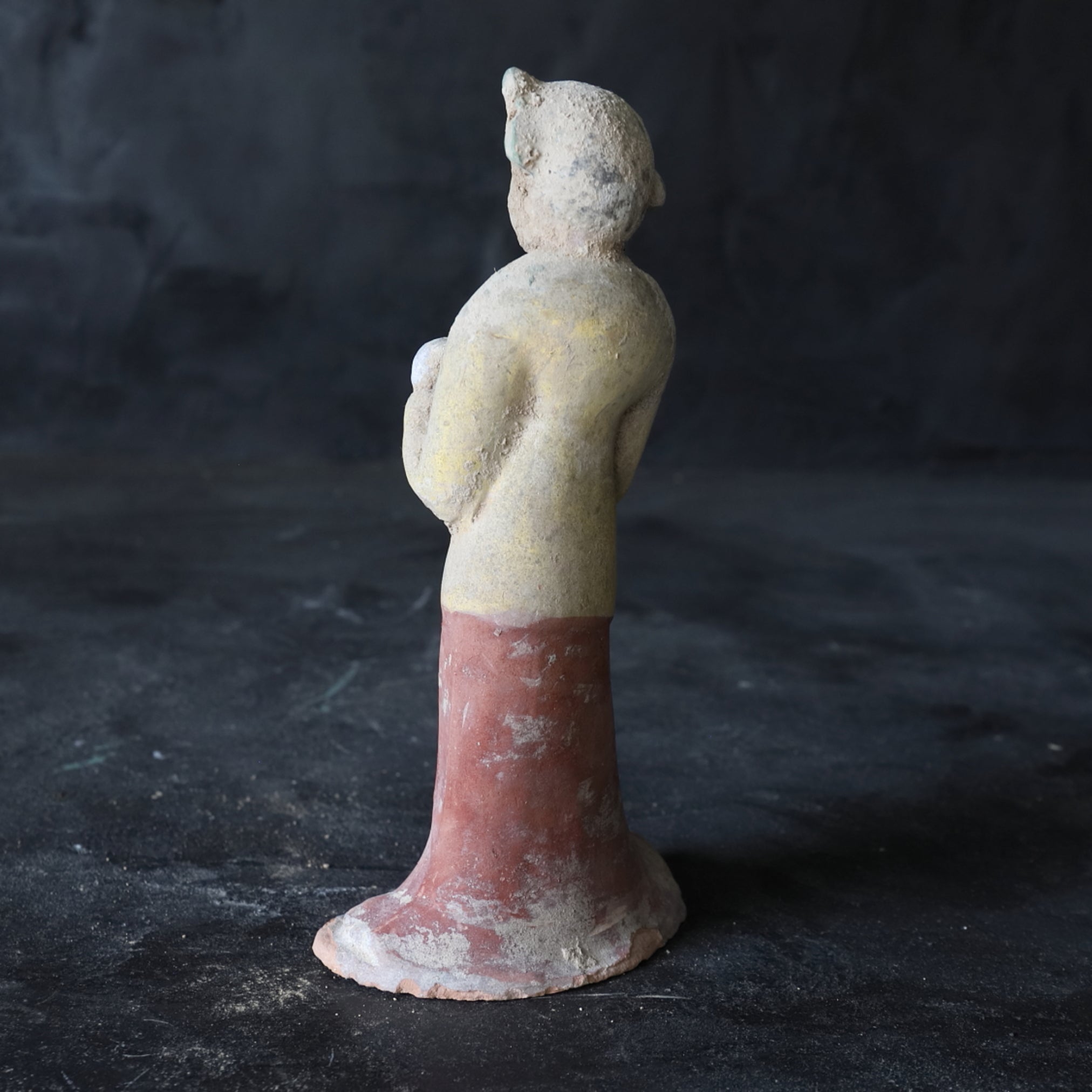 MUSIKER- UND TÄNZERFIGUREN, Graue Irdenware mit Schlicker und Pigmenten, Tang-Dynastie(618–907 n. Chr.)