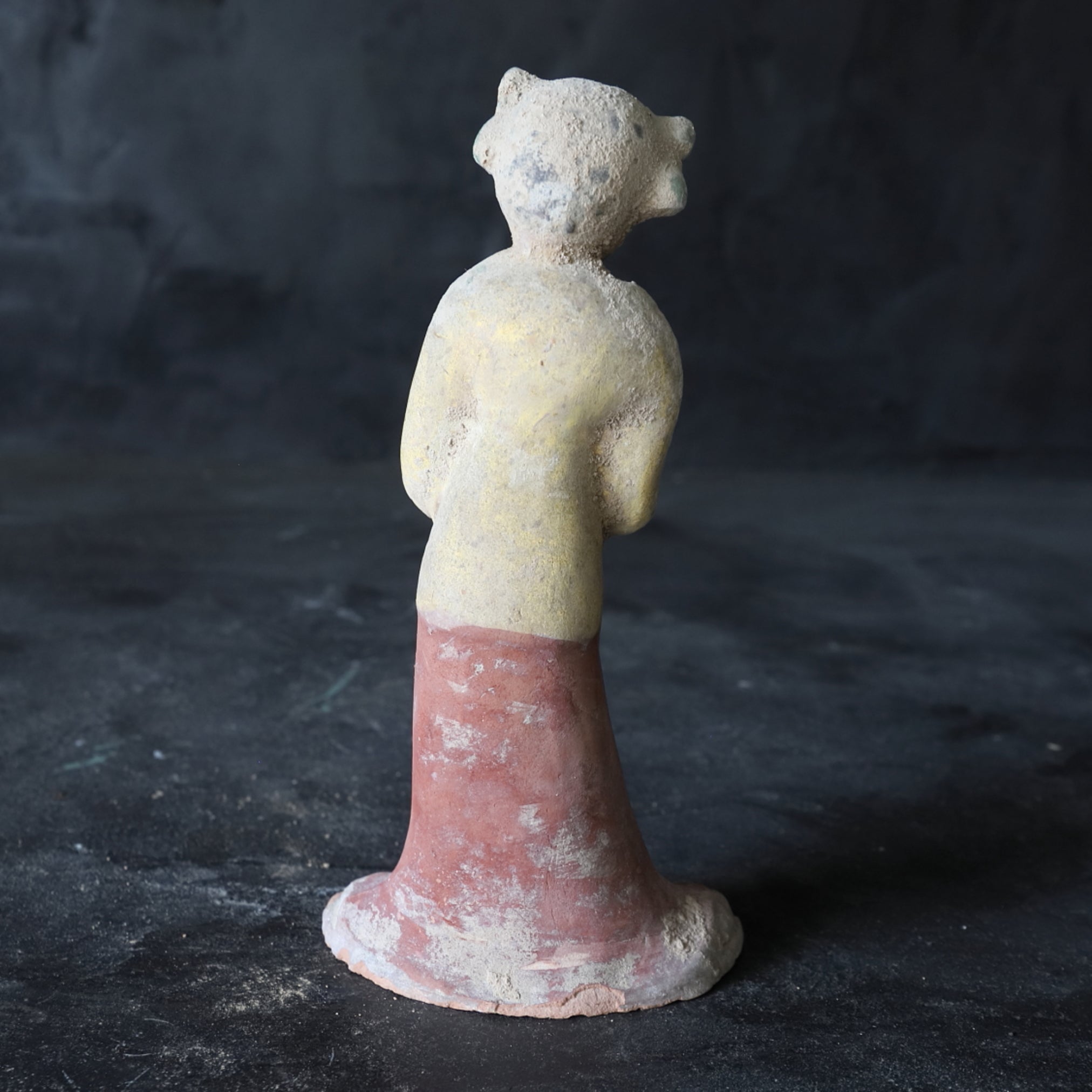 MUSIKER- UND TÄNZERFIGUREN, Graue Irdenware mit Schlicker und Pigmenten, Tang-Dynastie(618–907 n. Chr.)