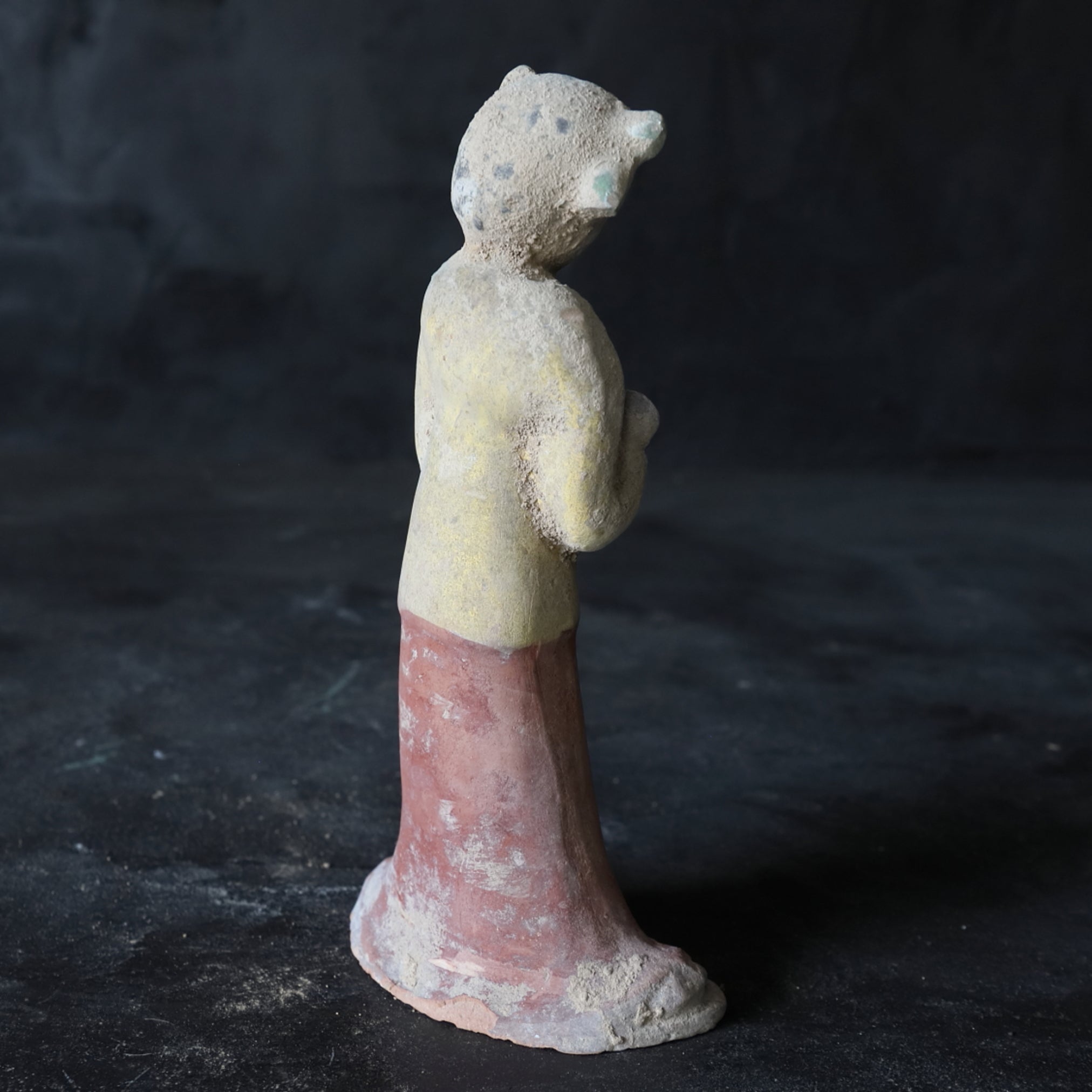 MUSIKER- UND TÄNZERFIGUREN, Graue Irdenware mit Schlicker und Pigmenten, Tang-Dynastie(618–907 n. Chr.)