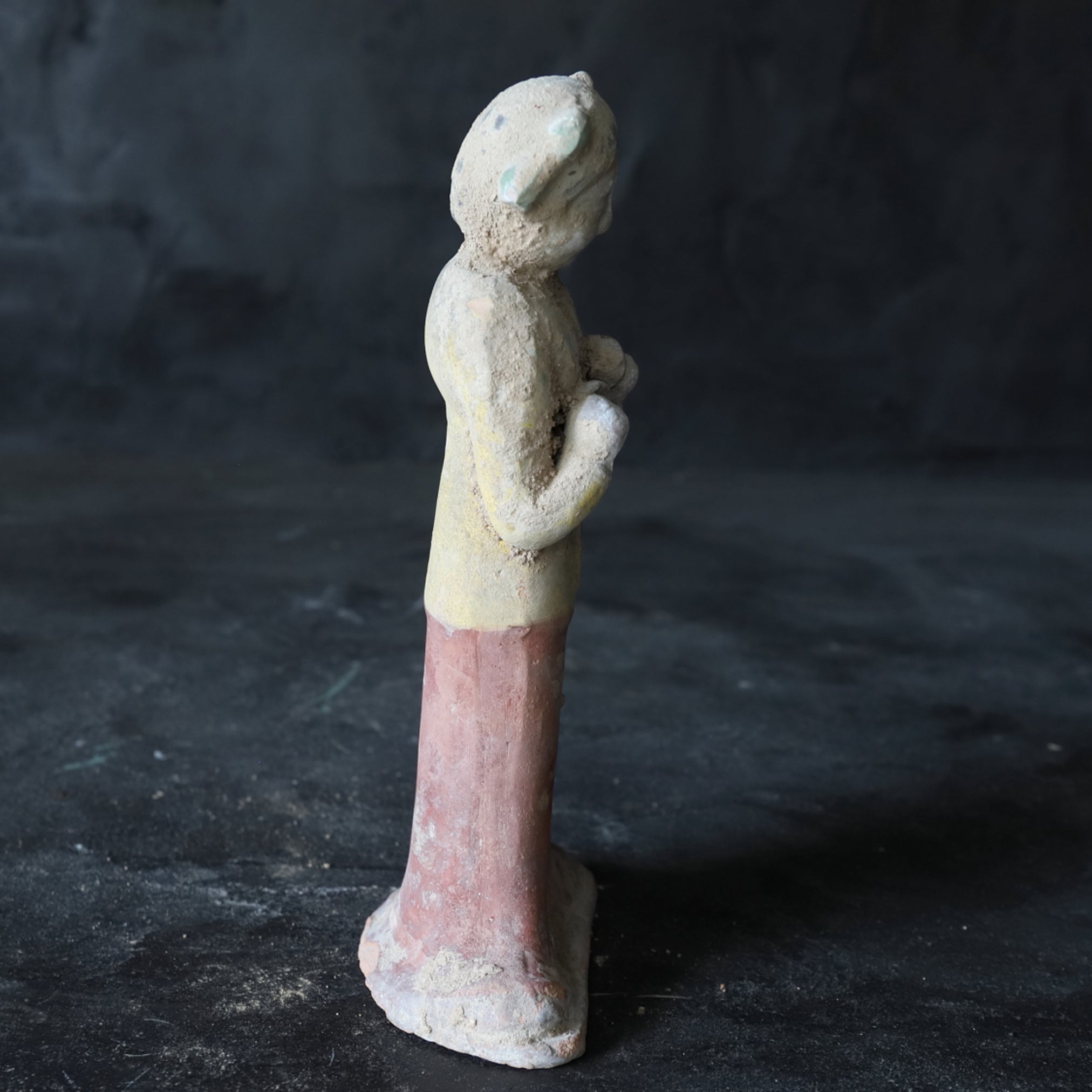 MUSIKER- UND TÄNZERFIGUREN, Graue Irdenware mit Schlicker und Pigmenten, Tang-Dynastie(618–907 n. Chr.)