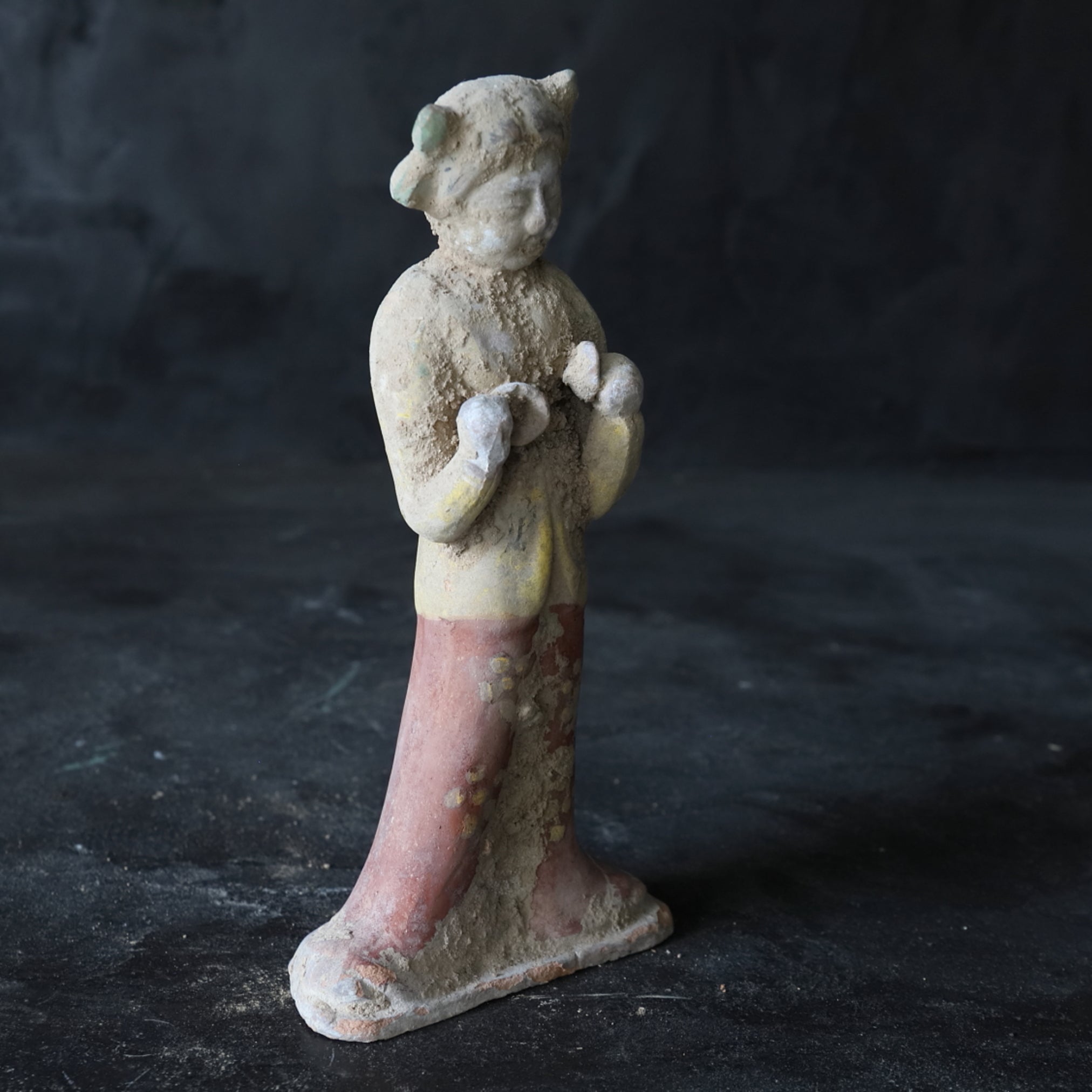 MUSIKER- UND TÄNZERFIGUREN, Graue Irdenware mit Schlicker und Pigmenten, Tang-Dynastie(618–907 n. Chr.)