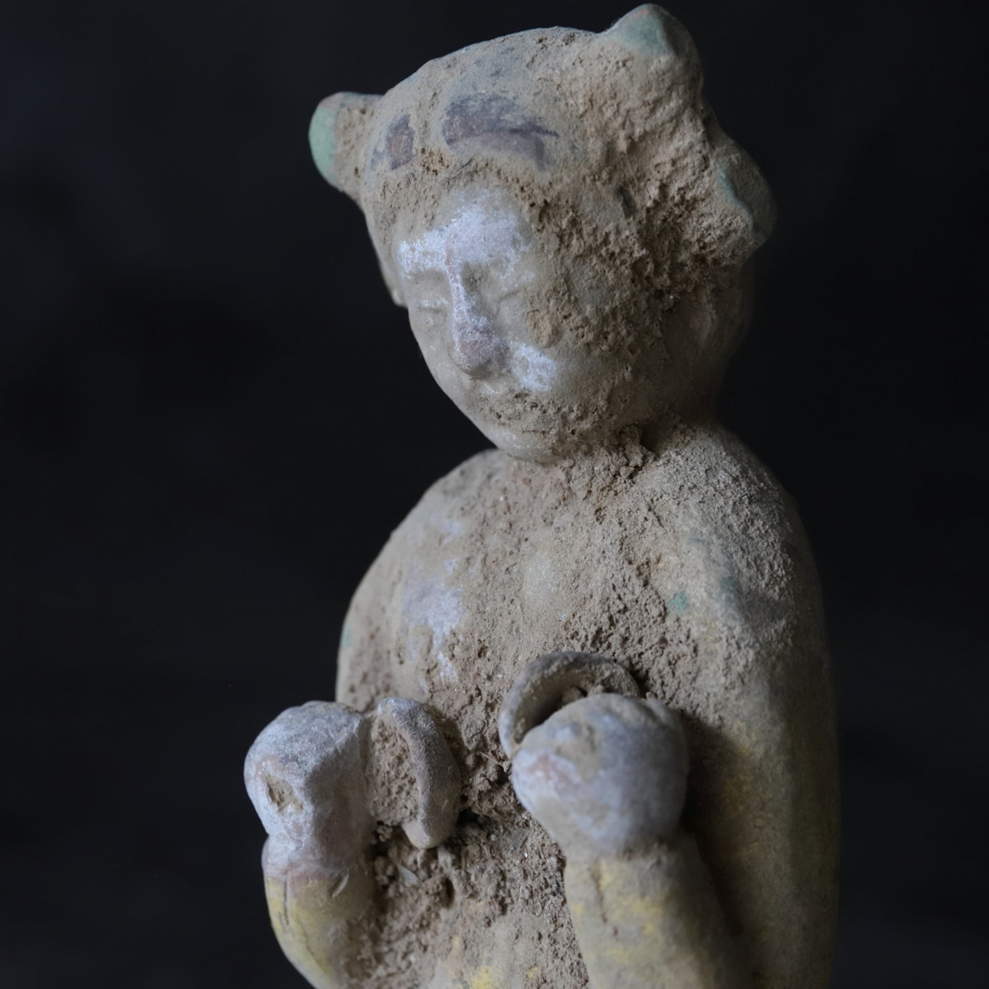 MUSIKER- UND TÄNZERFIGUREN, Graue Irdenware mit Schlicker und Pigmenten, Tang-Dynastie(618–907 n. Chr.)