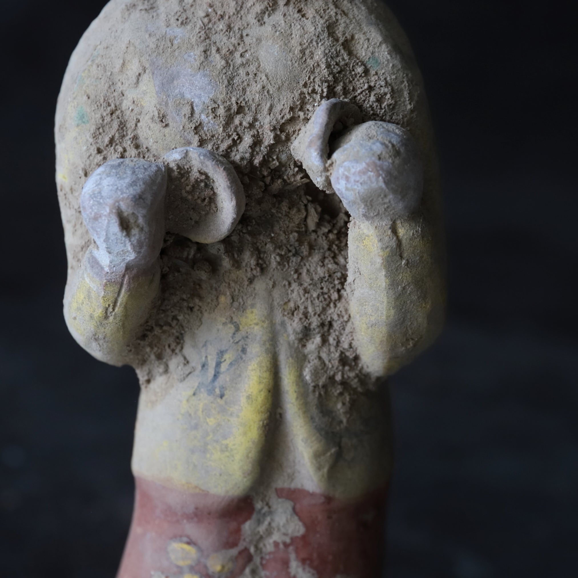 MUSIKER- UND TÄNZERFIGUREN, Graue Irdenware mit Schlicker und Pigmenten, Tang-Dynastie(618–907 n. Chr.)