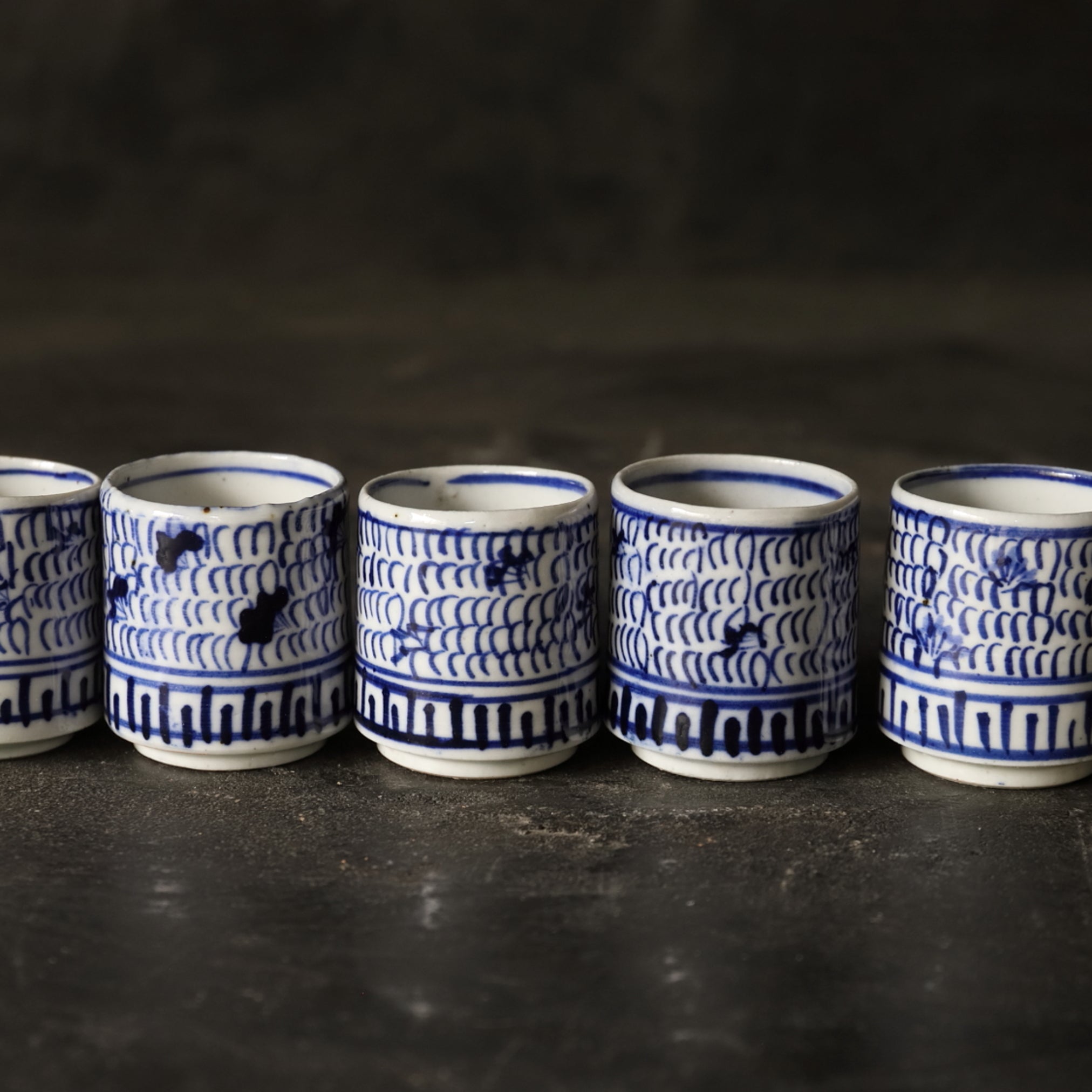 TAZA NOZOKI, Con azul bajo cubierta diseño de roleos finos, juego de 5
