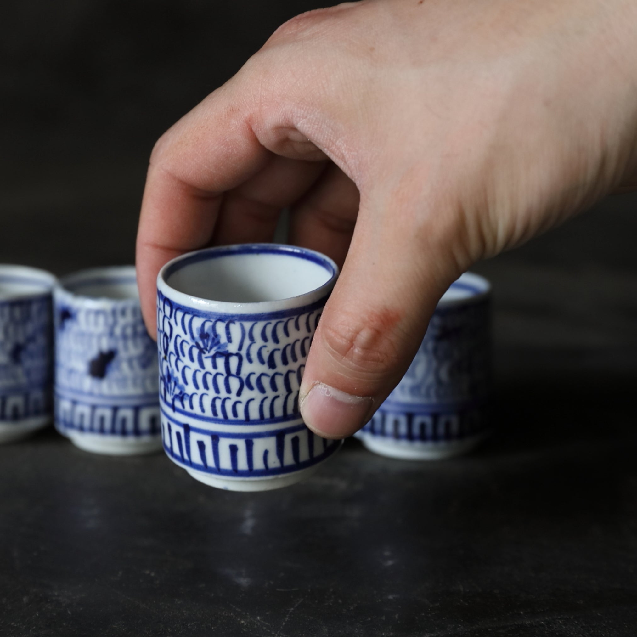 TAZA NOZOKI, Con azul bajo cubierta diseño de roleos finos, juego de 5