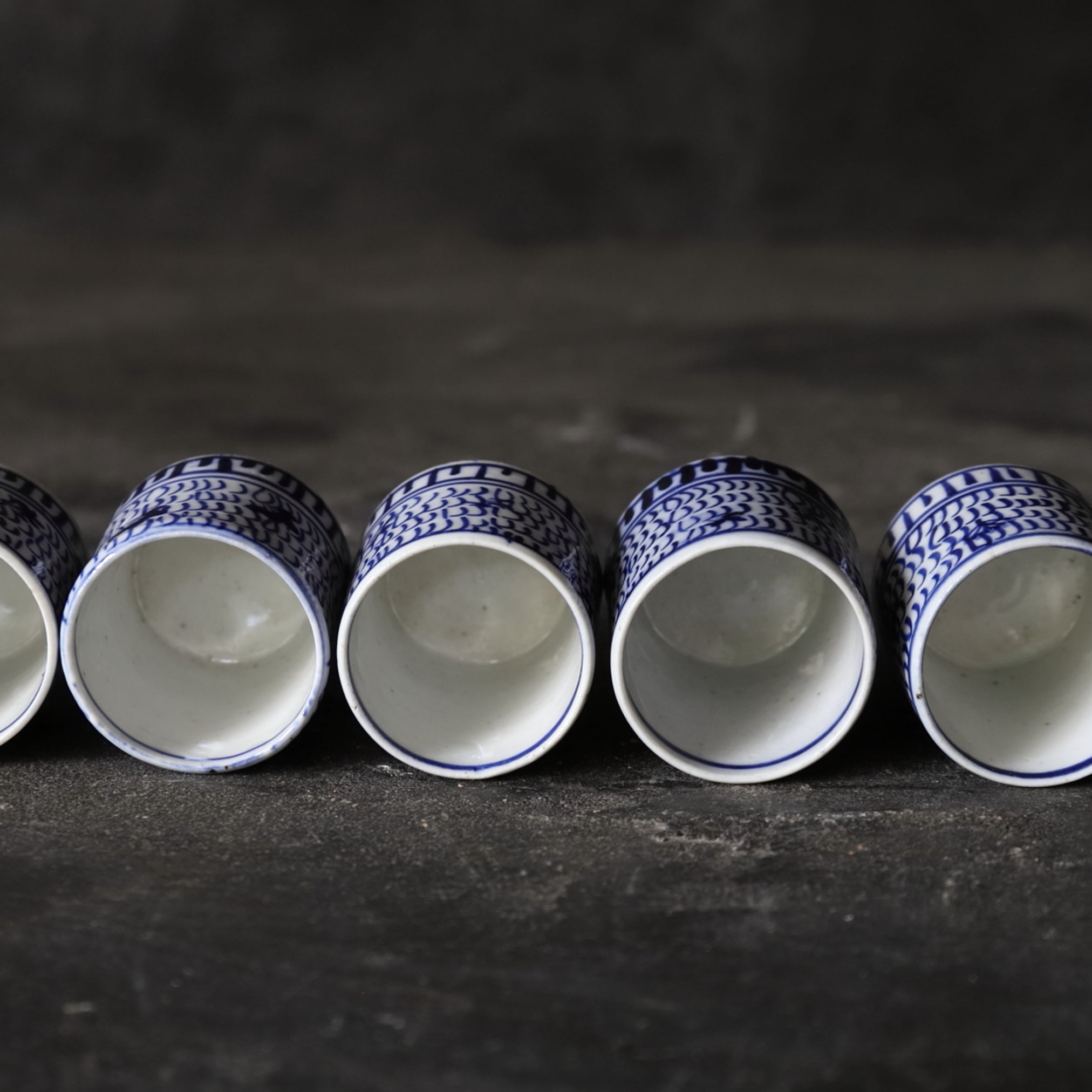 TAZA NOZOKI, Con azul bajo cubierta diseño de roleos finos, juego de 5